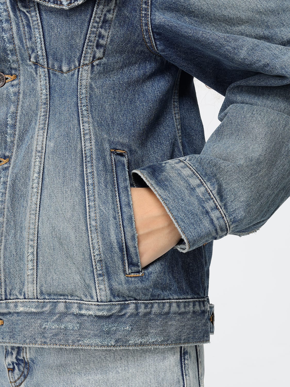 BALENCIAGA CHAQUETA: Chaqueta vaquera corta slim fit Balenciaga de denim blanqueado con cuello redondo, Azul Oscuro - Img 5