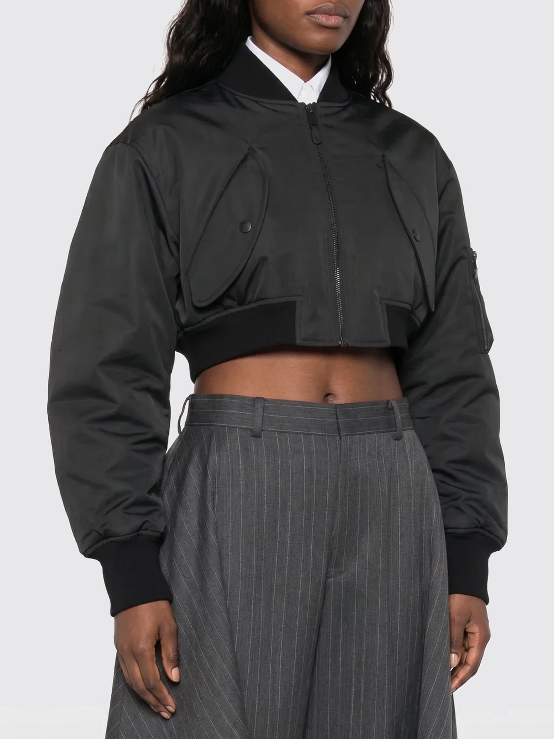 BALENCIAGA JACKE: Cropped Bomberjacke aus technischem Faille BALENCIAGA mit überschnittenen Schultern, Schwarz - Img 1