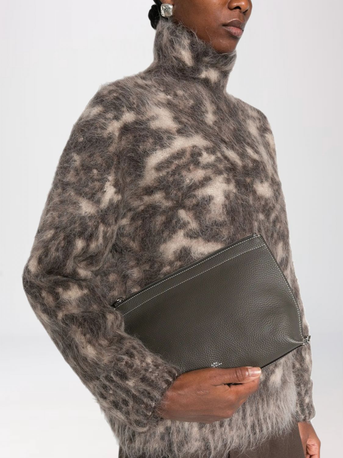 A.P.C. CLUTCH: Clutch A.P.C. in pelle di vitello martellata con logo laminato, Grigio - Img 2