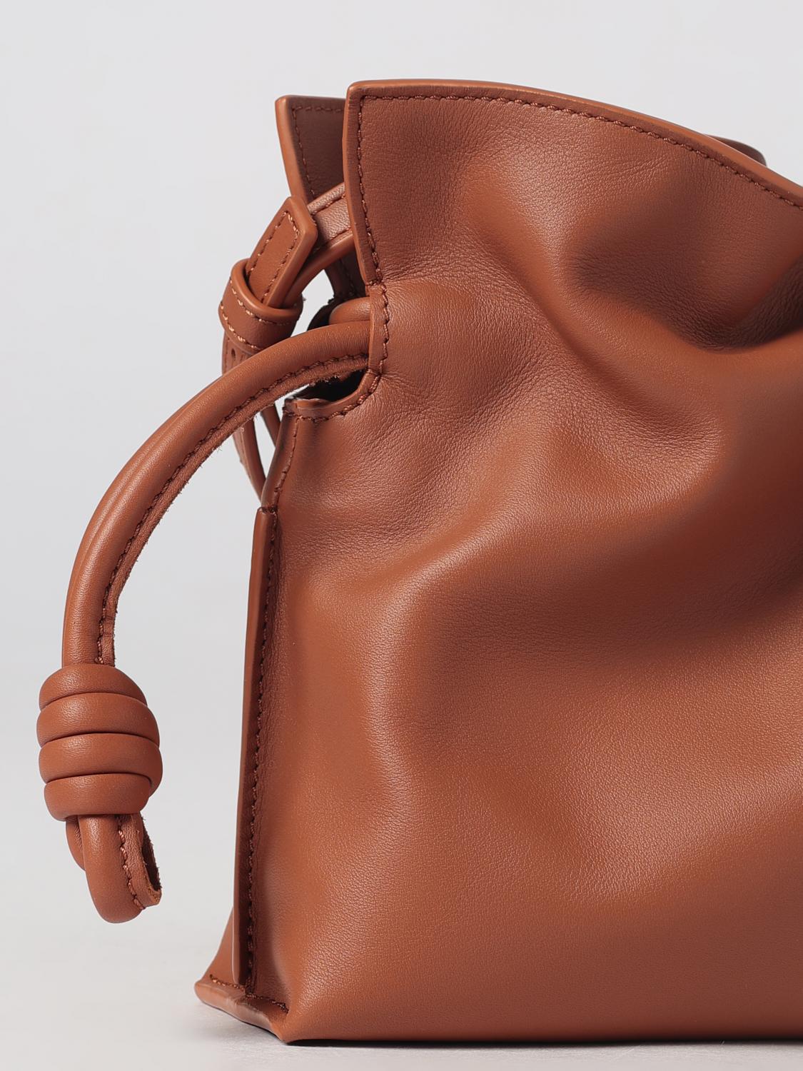 LOEWE MINI BOLSO: Minibolso saco Flamenco Loewe de piel de becerro con cordón ajustable, Tierra - Img 4
