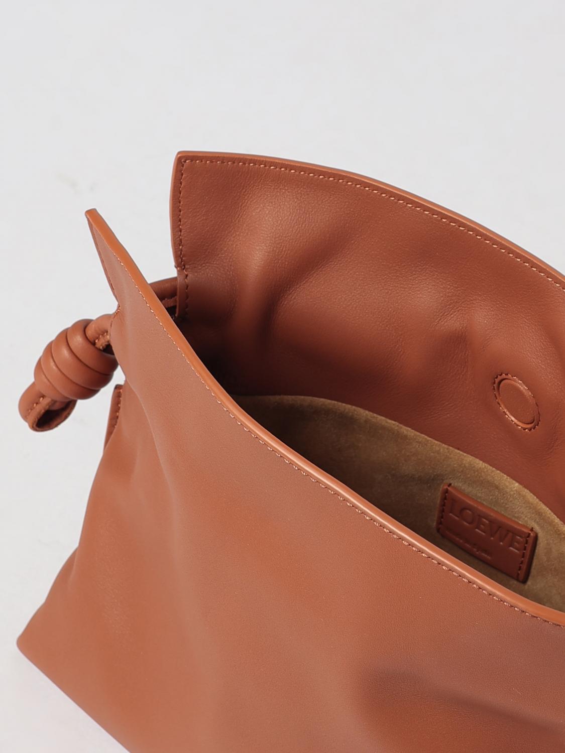 LOEWE MINI BOLSO: Minibolso saco Flamenco Loewe de piel de becerro con cordón ajustable, Tierra - Img 5