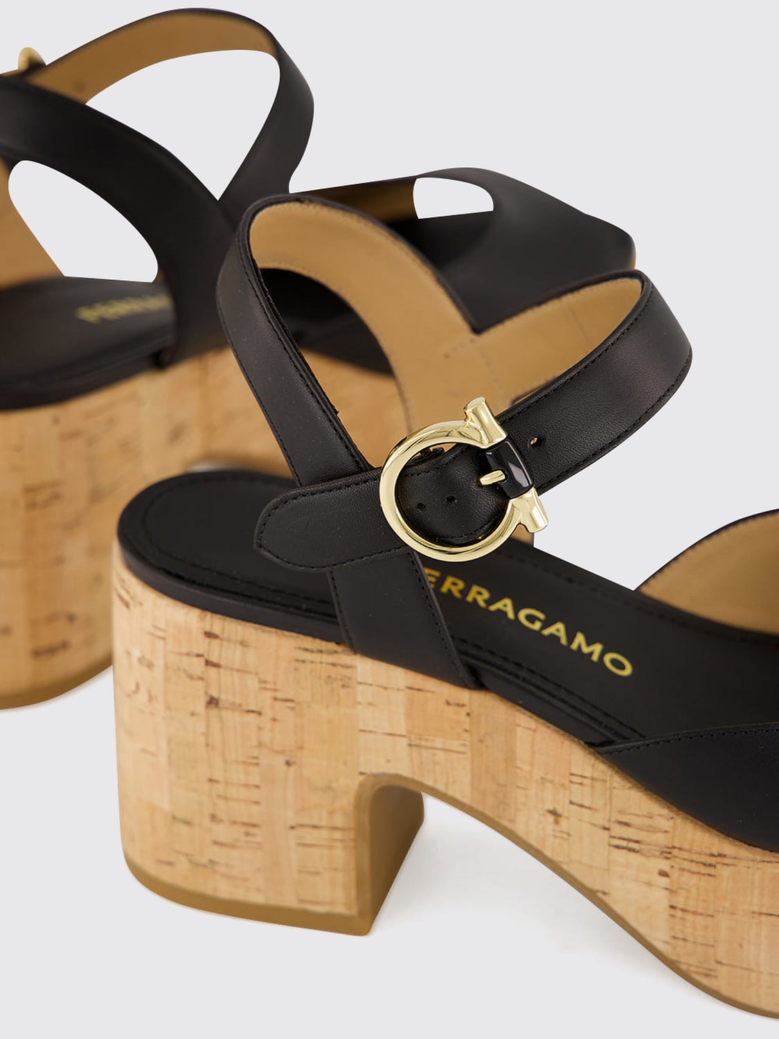 FERRAGAMO ヒールサンダル: Ferragamo ガンチーニロゴ カーフスキンレザー プラットフォームサンダル, ブラック - Img 4