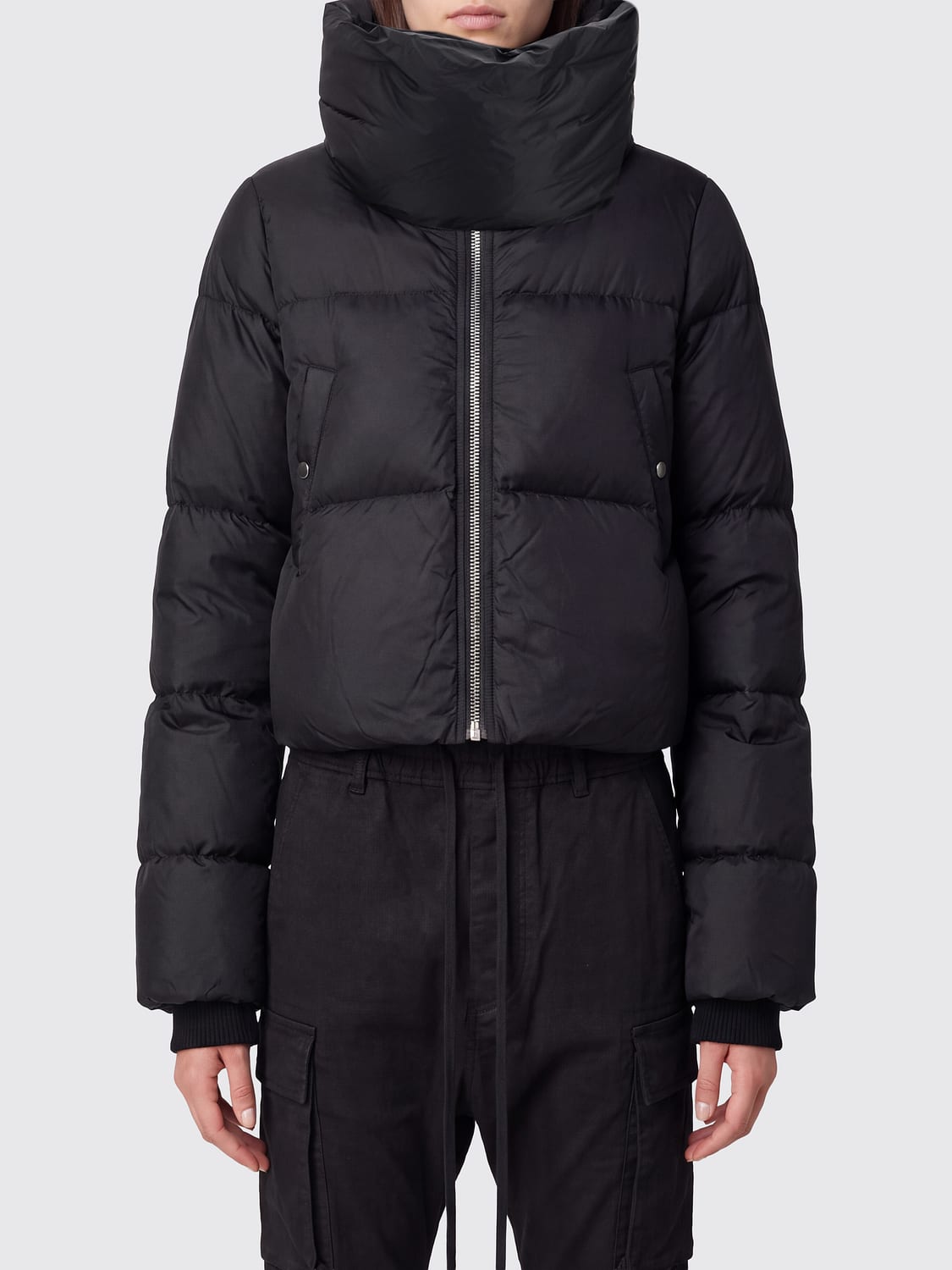RICK OWENS GIACCA: Piumino corto Rick Owens in nylon trapuntato idrorepellente con collo a imbuto, Nero - Img 1