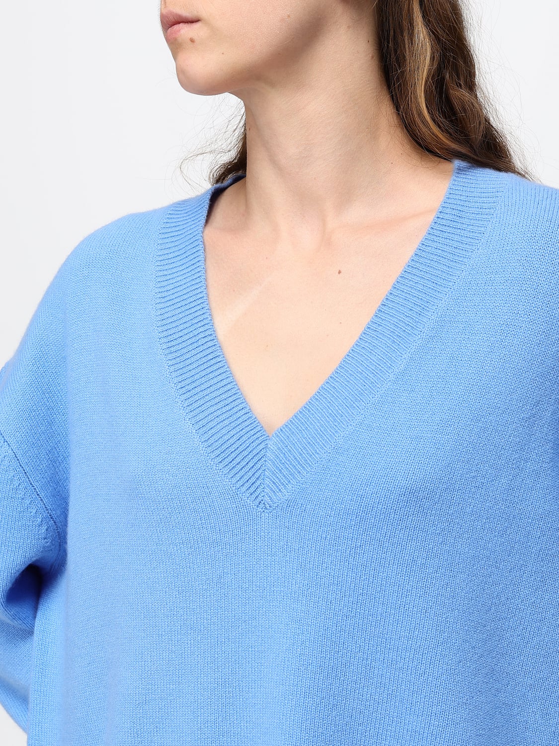 ANINE BING PULLOVER: Kaschmirpullover Anine Bing mit V-Ausschnitt und überschnittenen Schultern, Blau - Img 3