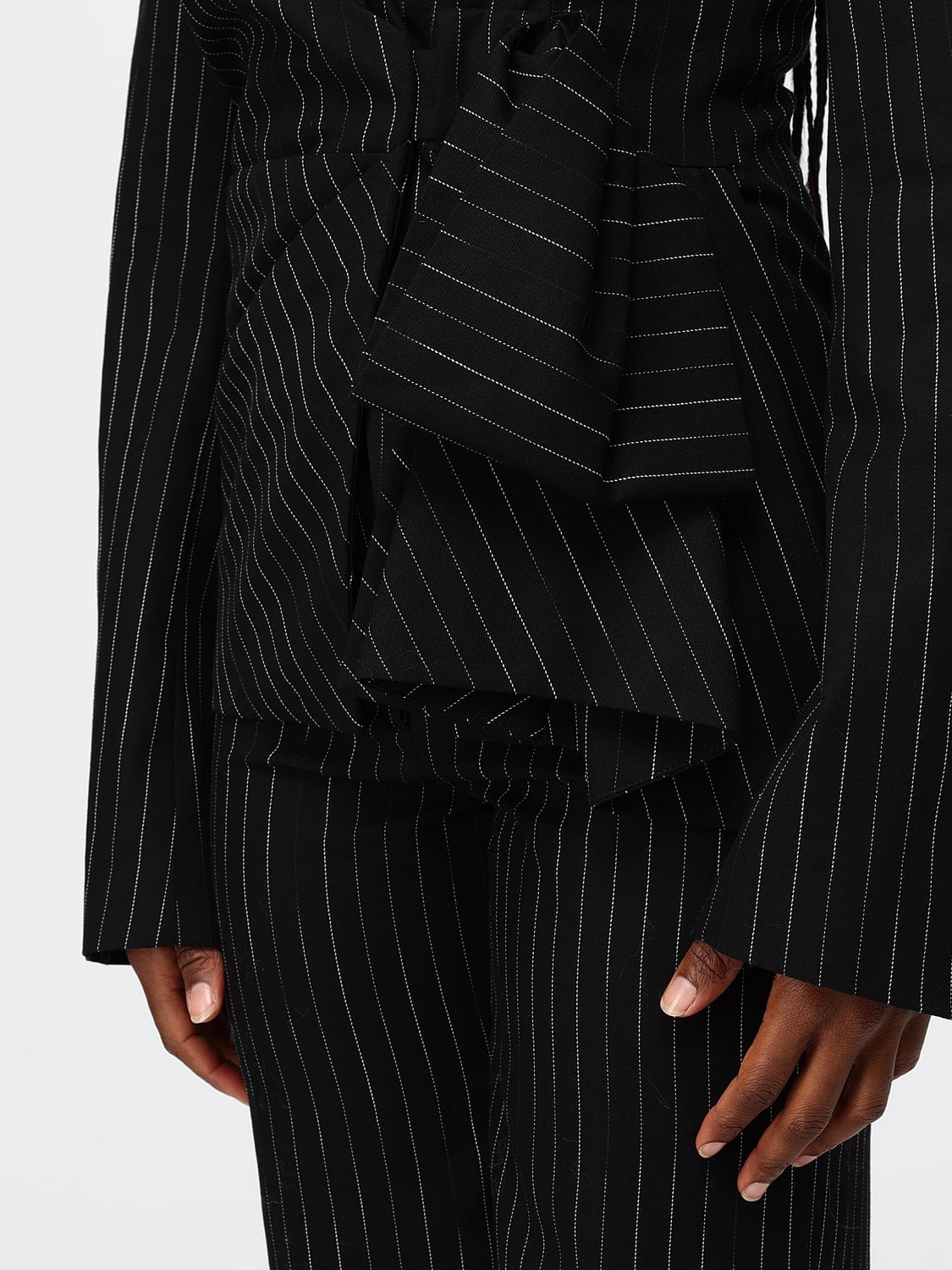 GENNY CHAQUETA: Blazer drapeado Genny de mezcla de lana con raya diplomática y lazo, Negro - Img 3