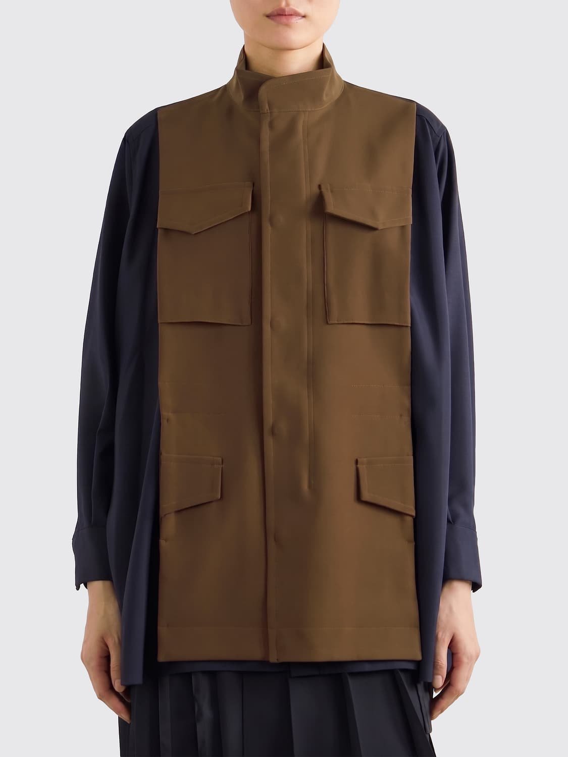 SACAI CAMISA: Camisa utility bicolor Sacai de lana y algodón con cuello mao y bolsillos de parche, Marrón - Img 1