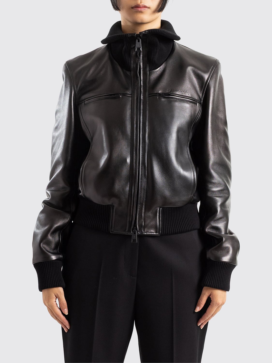 BALENCIAGA JACKE: Leder-Bomberjacke Balenciaga mit Rippkragen und Reißverschluss, Schwarz - Img 1