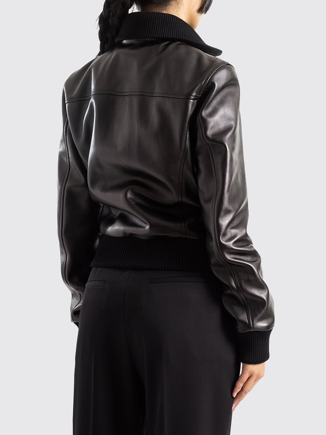 BALENCIAGA JACKE: Leder-Bomberjacke Balenciaga mit Rippkragen und Reißverschluss, Schwarz - Img 2