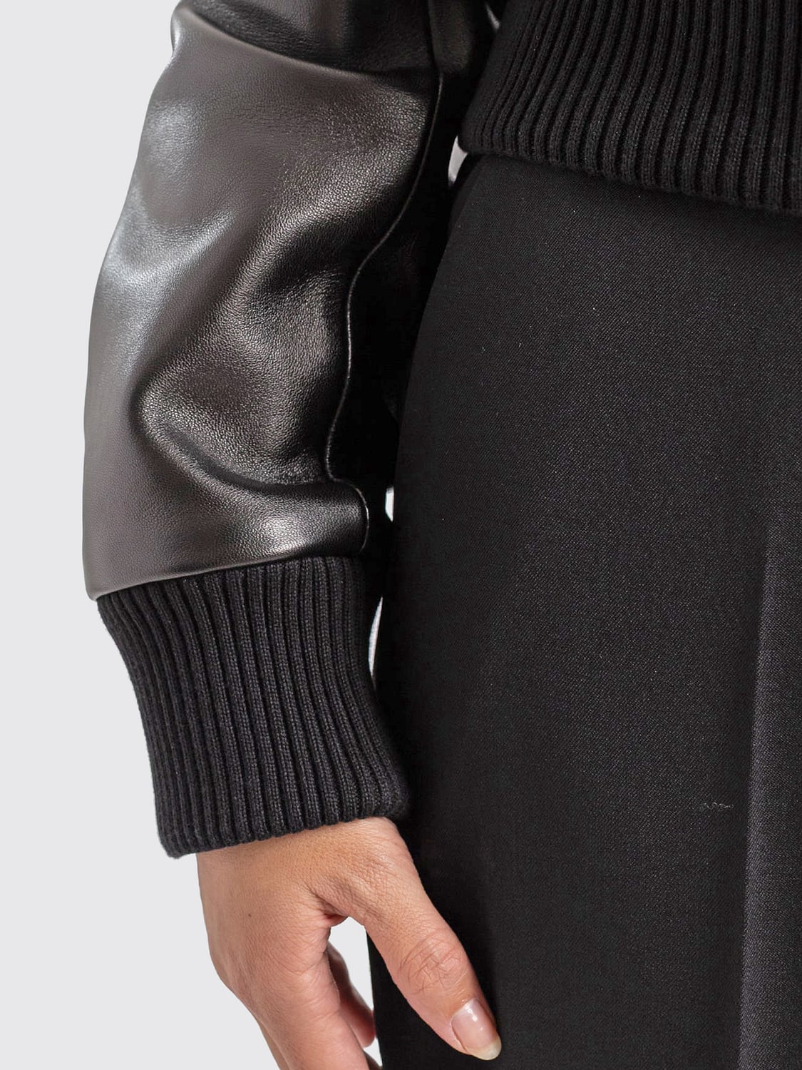 BALENCIAGA JACKE: Leder-Bomberjacke Balenciaga mit Rippkragen und Reißverschluss, Schwarz - Img 3