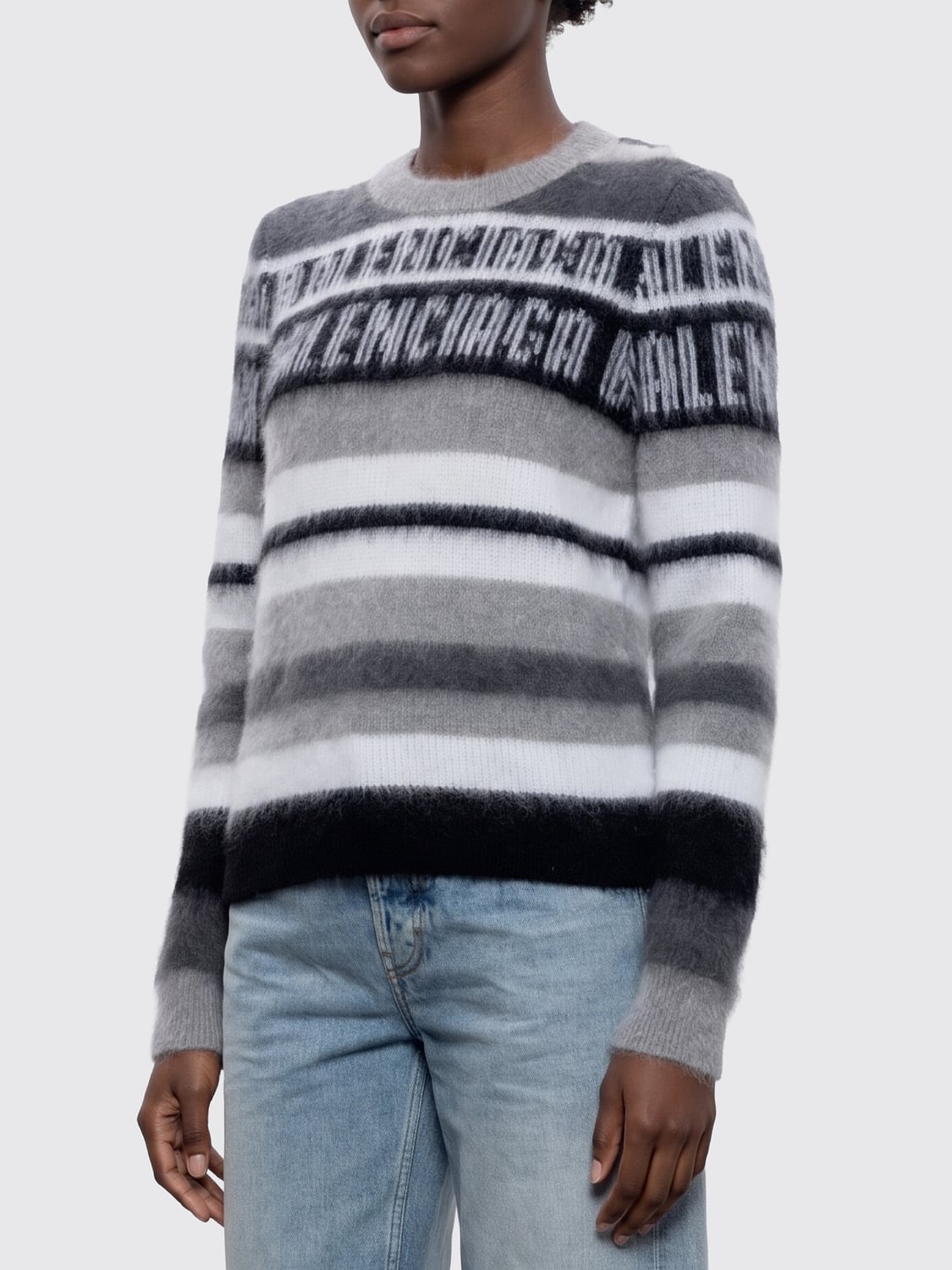 BALENCIAGA PULL: Pull rayé à col rond Balenciaga en laine mélangée avec logo jacquard all-over, Noir - Img 1