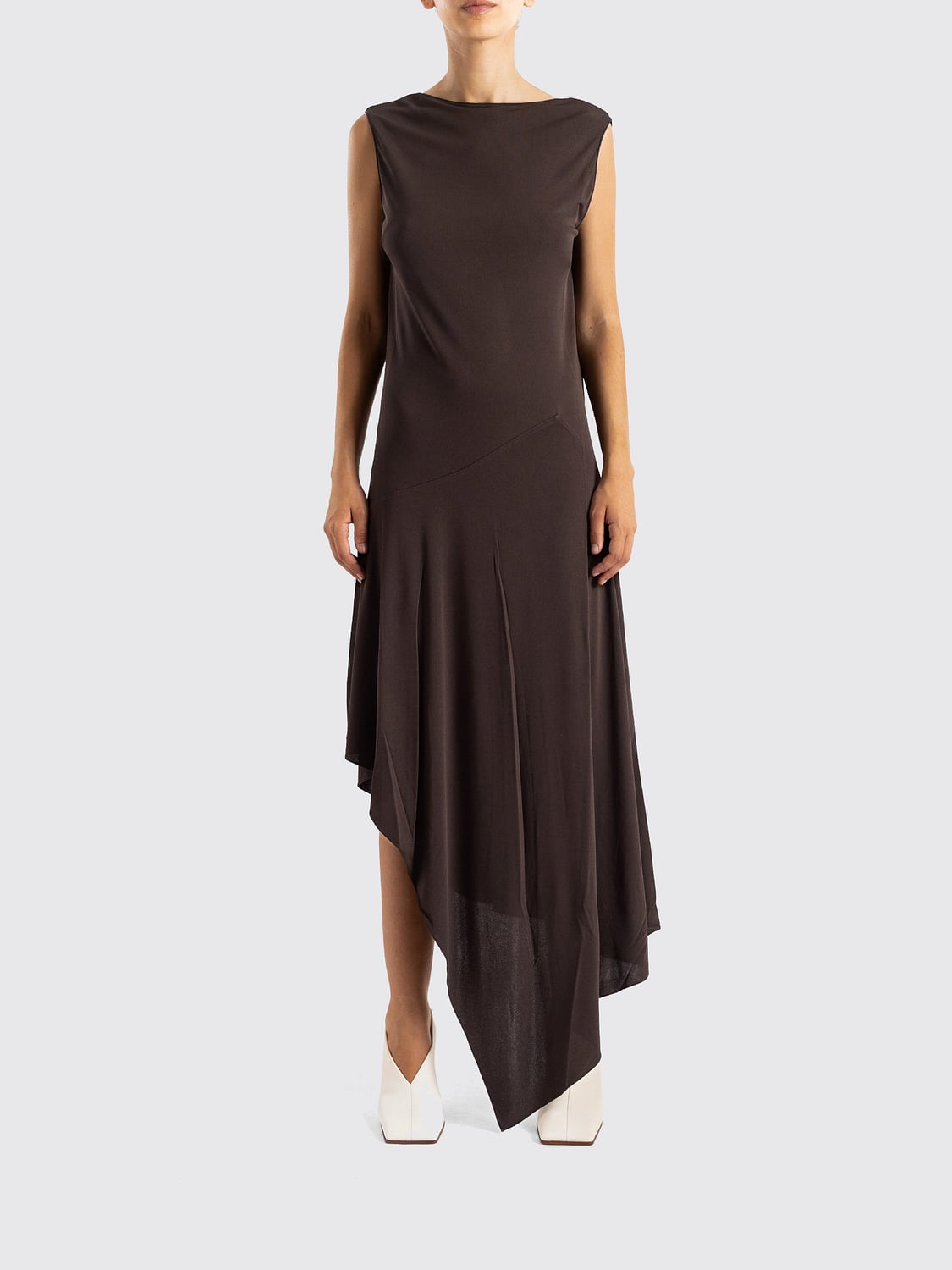 ALAÏA VESTIDO: Vestido midi asimétrico sin mangas Alaïa de viscosa con escote en U, Marrón - Img 1