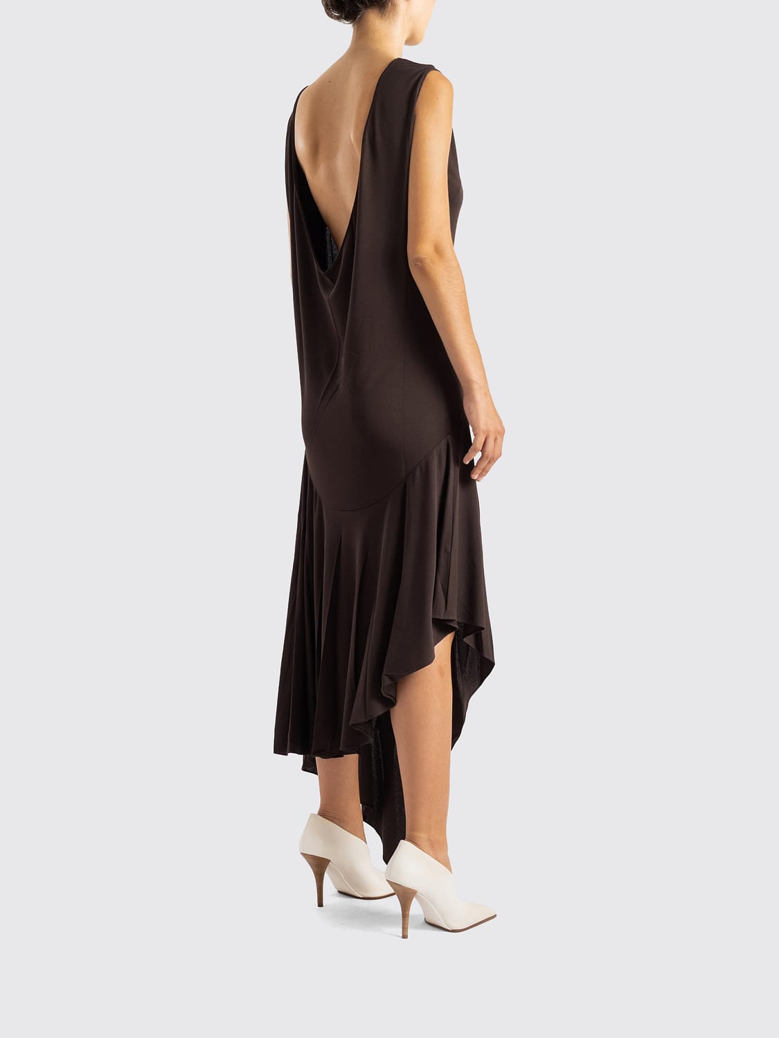 ALAÏA VESTIDO: Vestido midi asimétrico sin mangas Alaïa de viscosa con escote en U, Marrón - Img 2