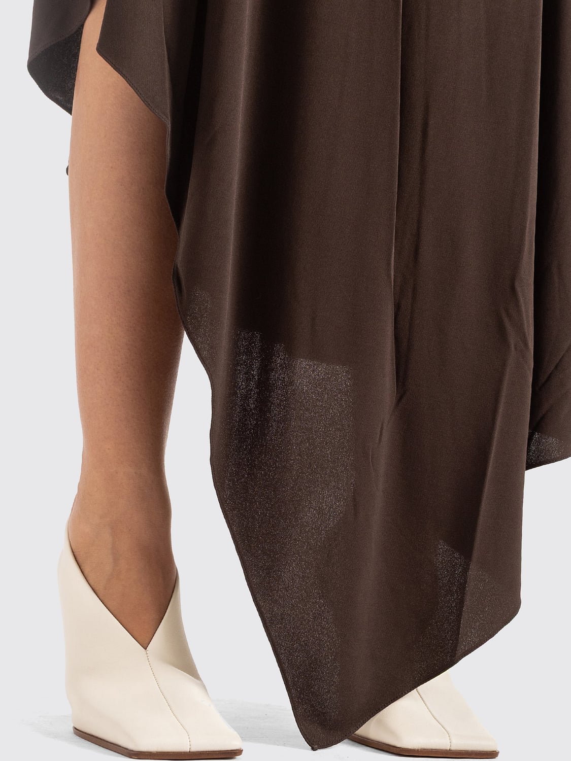 ALAÏA VESTIDO: Vestido midi asimétrico sin mangas Alaïa de viscosa con escote en U, Marrón - Img 3