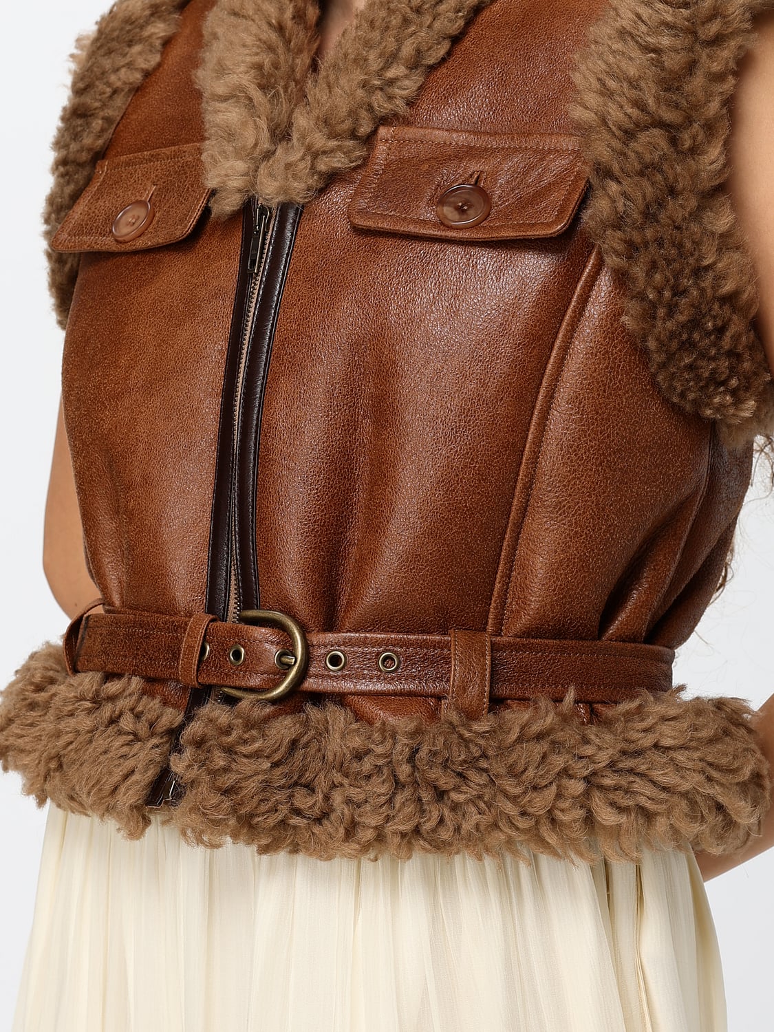 CHLOÉ 퍼 코트: CHLOÉ 조절 가능한 벨트 크롭 시어링 베스트, 브라운 - Img 5