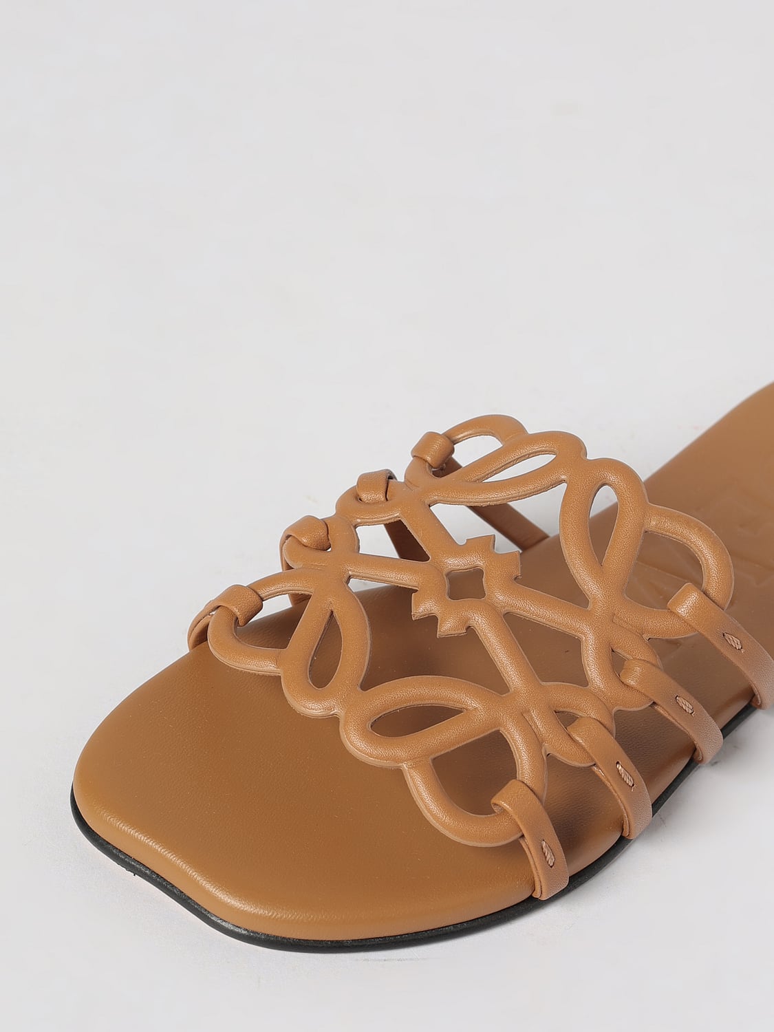 LOEWE SANDALEN MIT ABSATZ: Anagram Petal Mules von Loewe aus glattem Kalbsleder mit niedrigem Absatz, Camel - Img 4