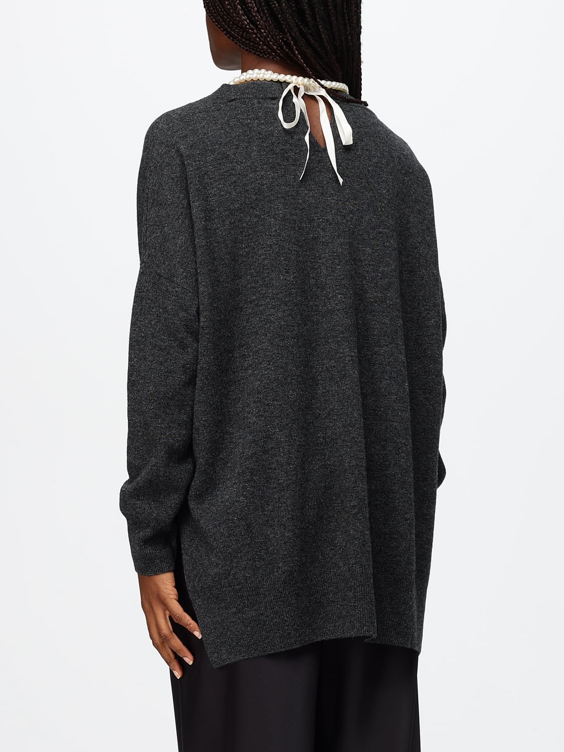 MEIMEIJ PULLOVER: MEIMEIJ Pullover aus Wollmischung mit Schmuckapplikationen und asymmetrischem Saum, Grau - Img 2