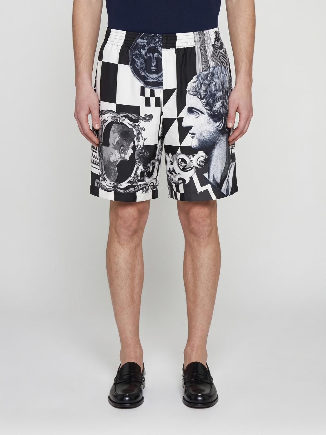 VERSACE SHORT: Short de sport Versace en soie à imprimé graphique avec taille élastiquée, Noir - Img 1
