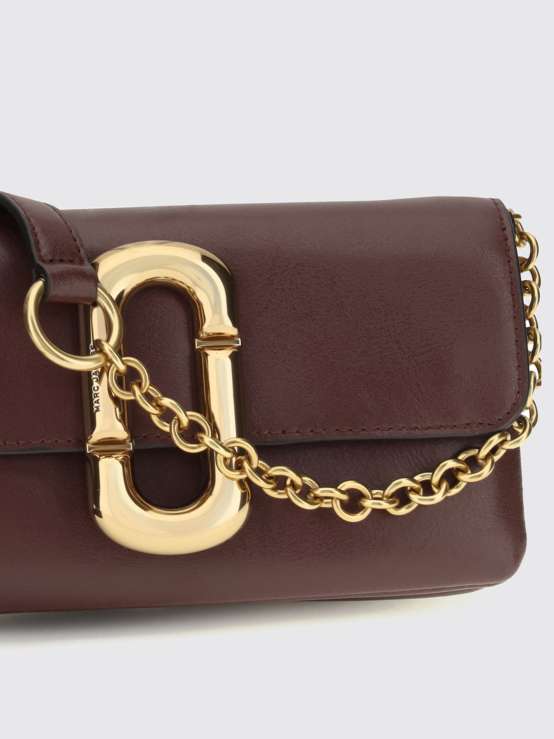MARC JACOBS MINITASCHE: Marc Jacobs Scene Wallet on Chain aus glattem Kalbsleder, Burgunderrot - Img 4