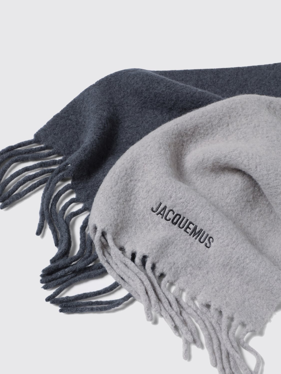 JACQUEMUS SCARF: Jacquemus Alpaca Wool-Blend Scarf with Contrast Logo and Fringes, Grey - Img 3