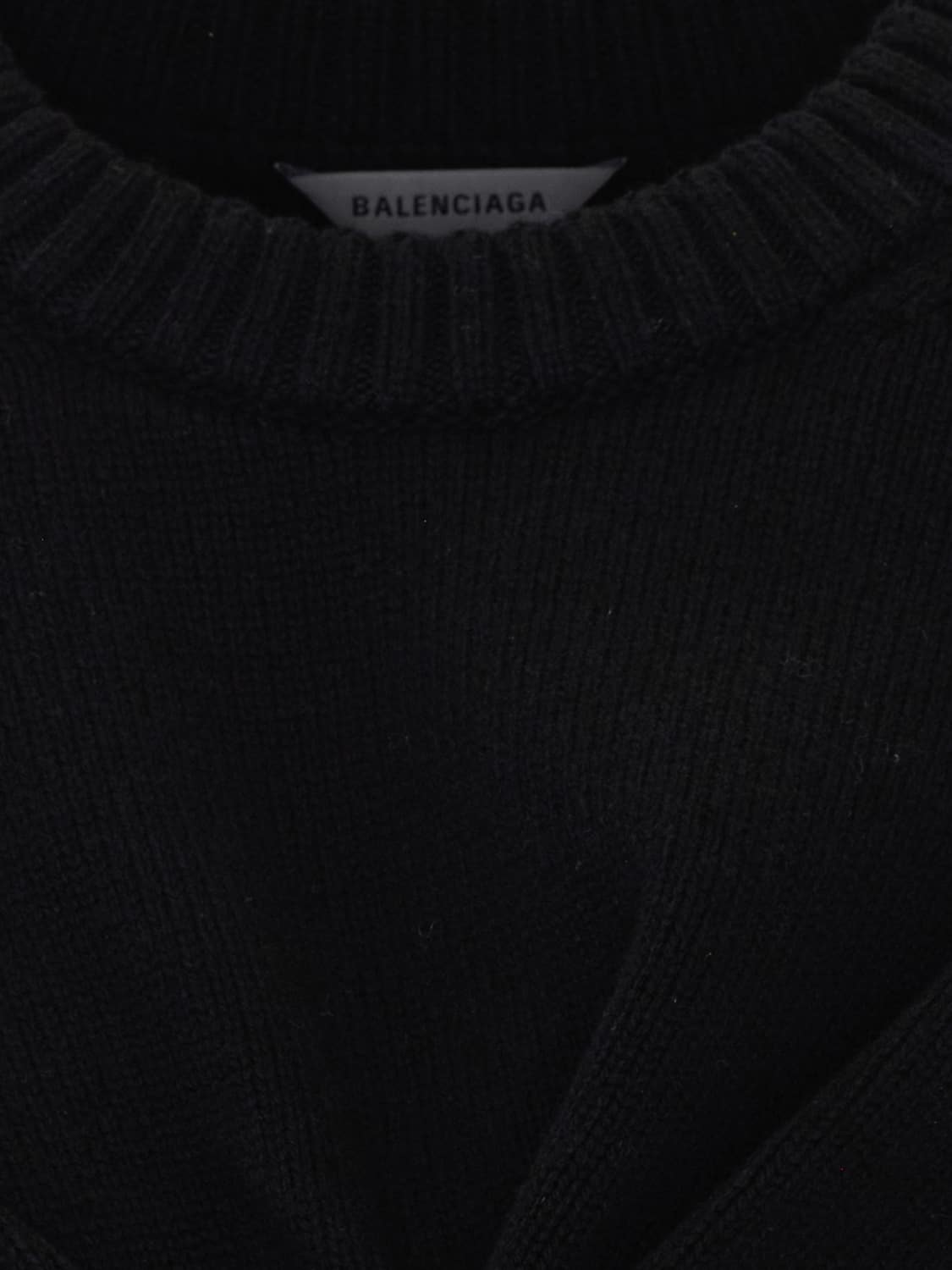 BALENCIAGA PULLOVER: Drapierter Wollpullover Balenciaga mit Rundhals und asymmetrischem Saum, Schwarz - Img 4