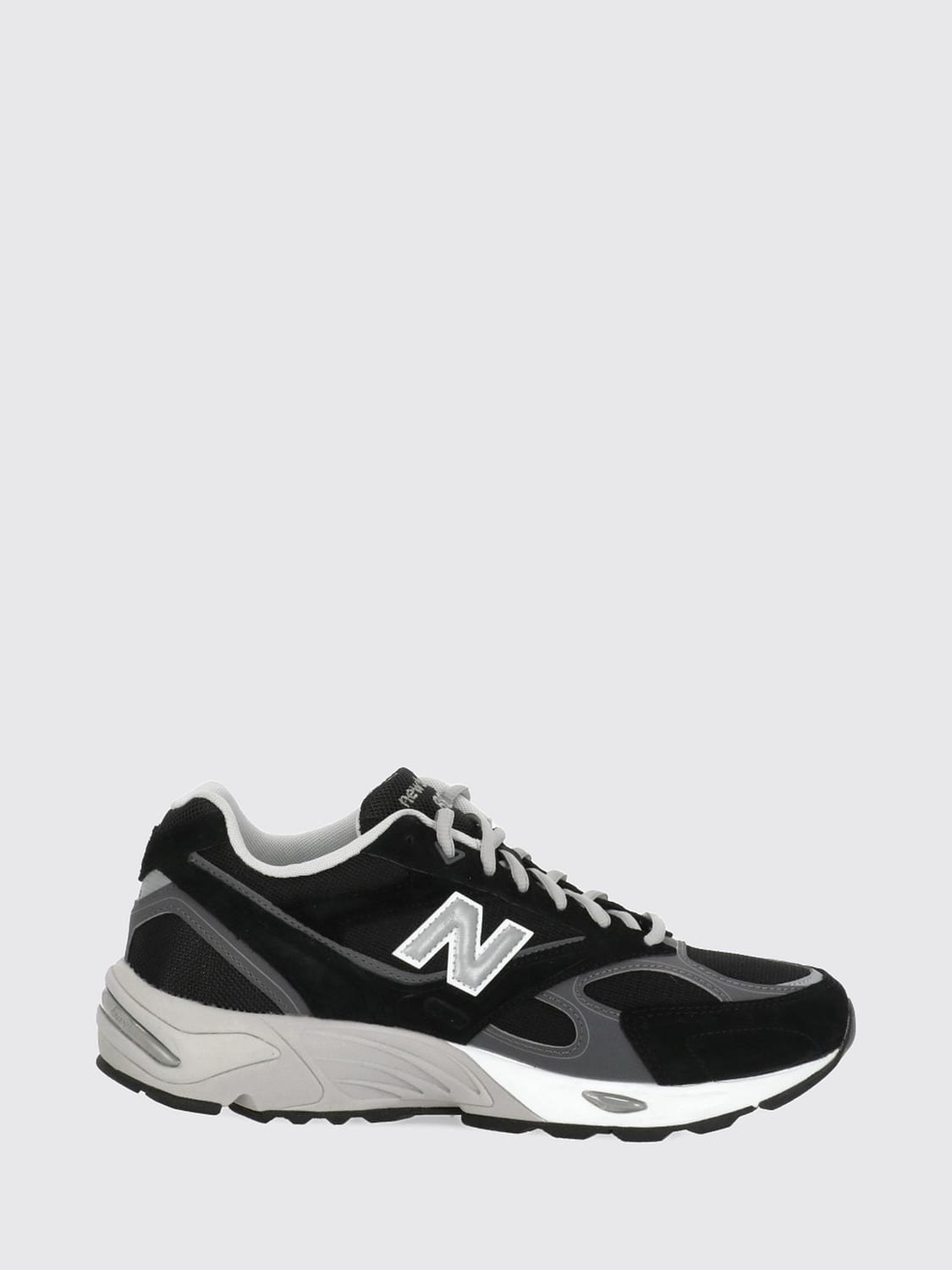 NEW BALANCE SNEAKERS: Sneakers 880R New Balance in camoscio e mesh con suola dentellata, Nero - Img 1