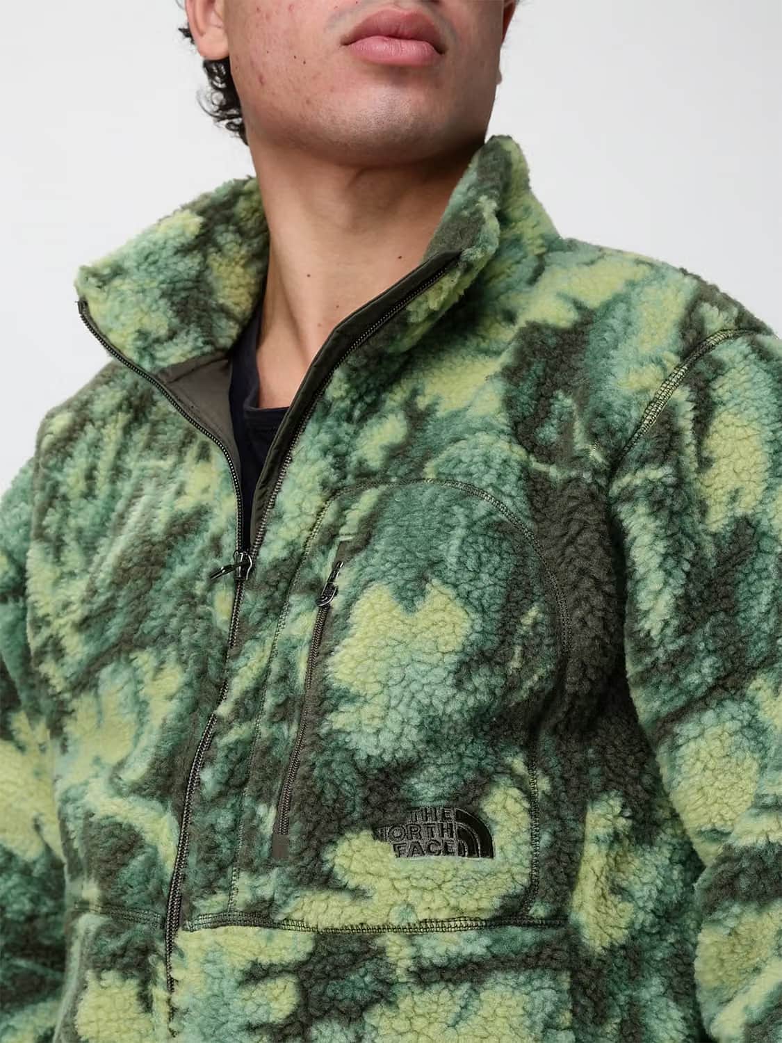 THE NORTH FACE JACKET: The North Face Abstract Print Relaxed Fit High-Neck Fleece Jacket, Green - Img 4