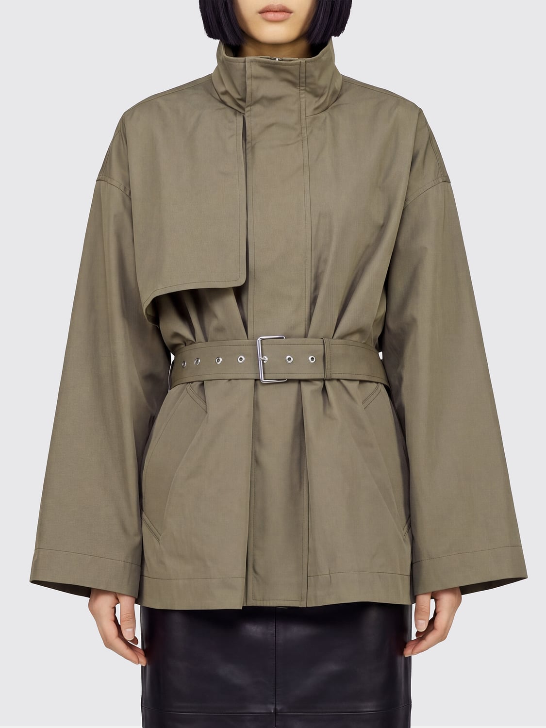 FRAME JACKET: Frame Cropped Cotton Trench Coat with High Neck and Adjustable Waist Belt, Military - Img 1