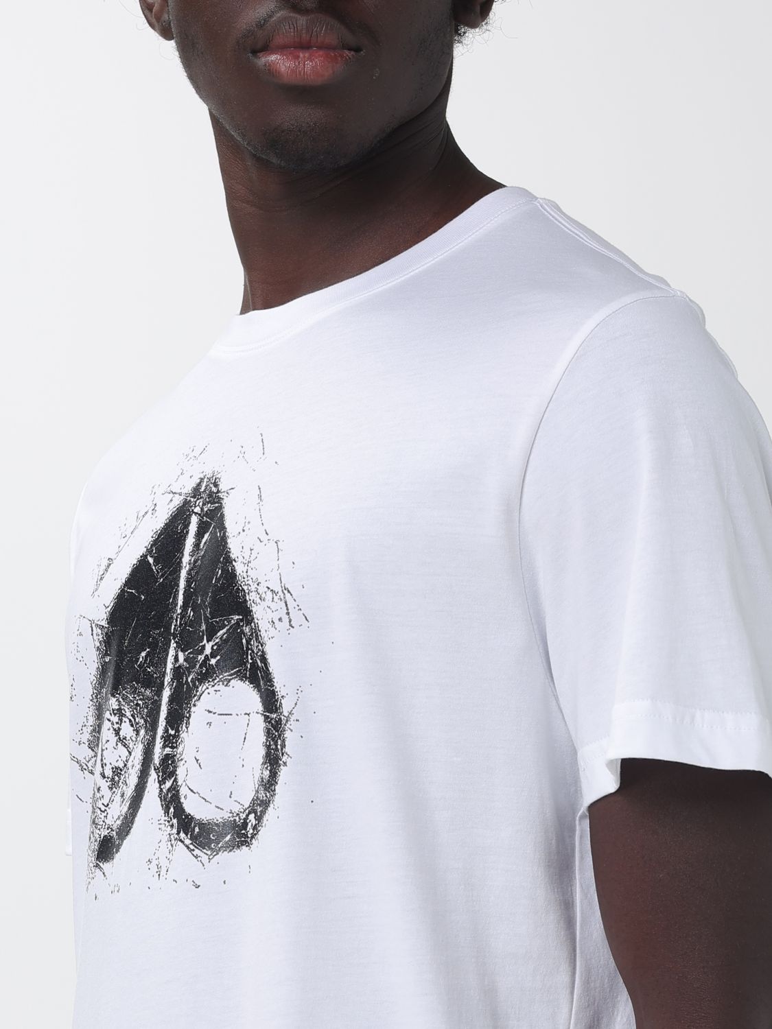 MOOSE KNUCKLES T-SHIRT: T-shirt girocollo Moose Knuckles in cotone con logo stampato sul davanti, Bianco - Img 3