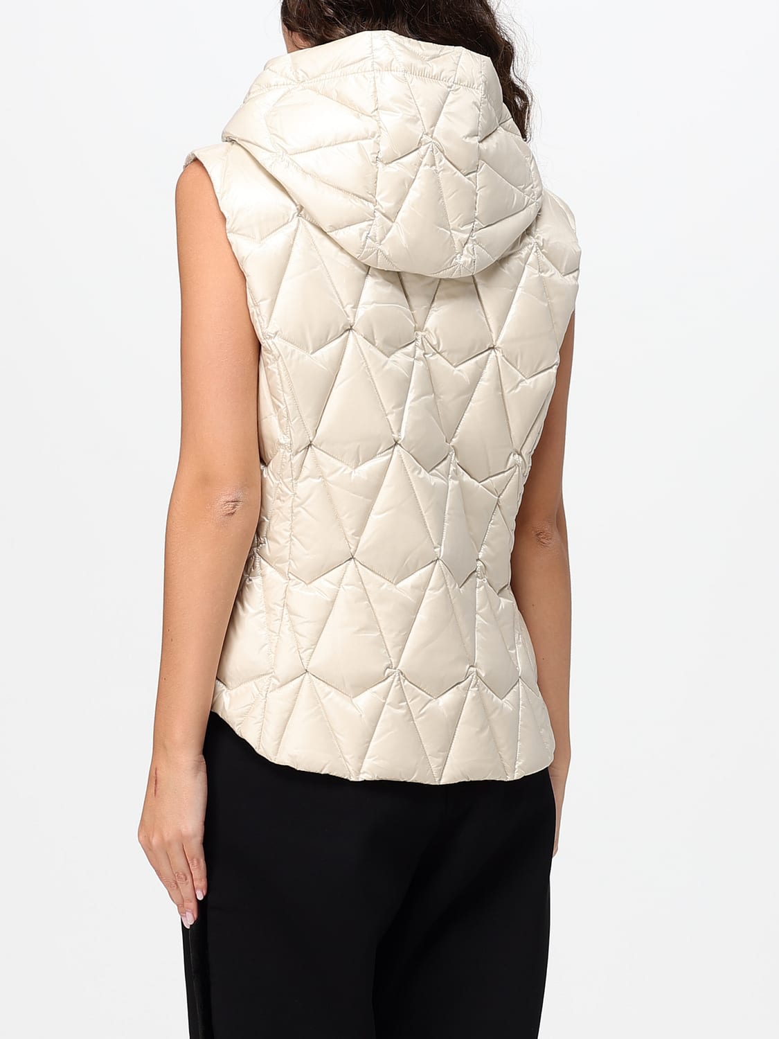MOOSE KNUCKLES GILET: Gilet trapuntato Moose Knuckles in nylon riciclato con cappuccio e logo, Naturale - Img 2
