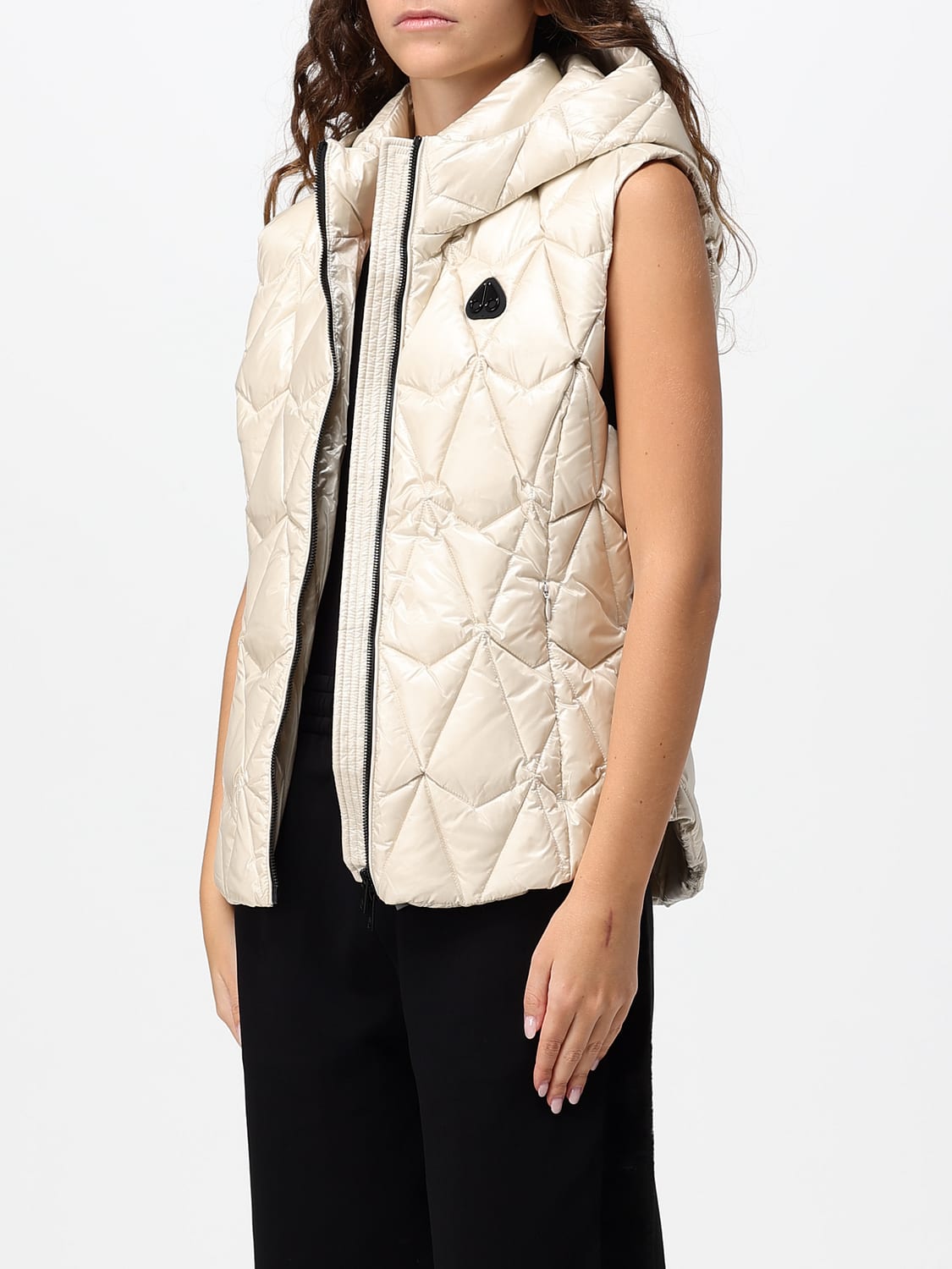 MOOSE KNUCKLES GILET: Gilet trapuntato Moose Knuckles in nylon riciclato con cappuccio e logo, Naturale - Img 3