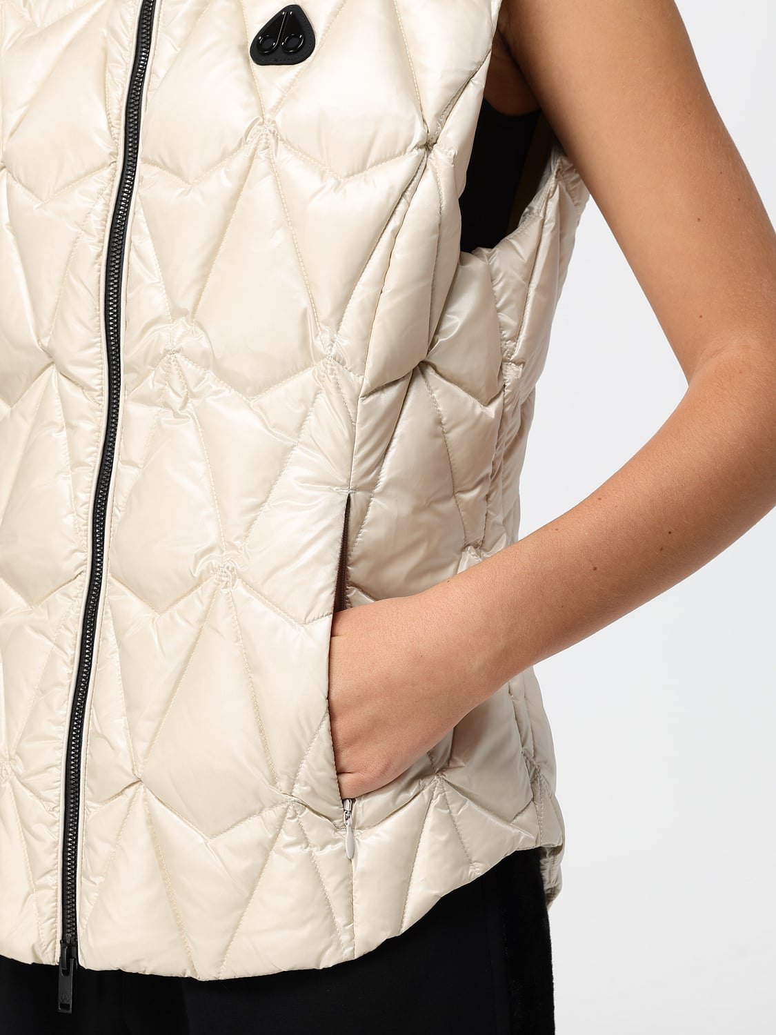 MOOSE KNUCKLES GILET: Gilet trapuntato Moose Knuckles in nylon riciclato con cappuccio e logo, Naturale - Img 4