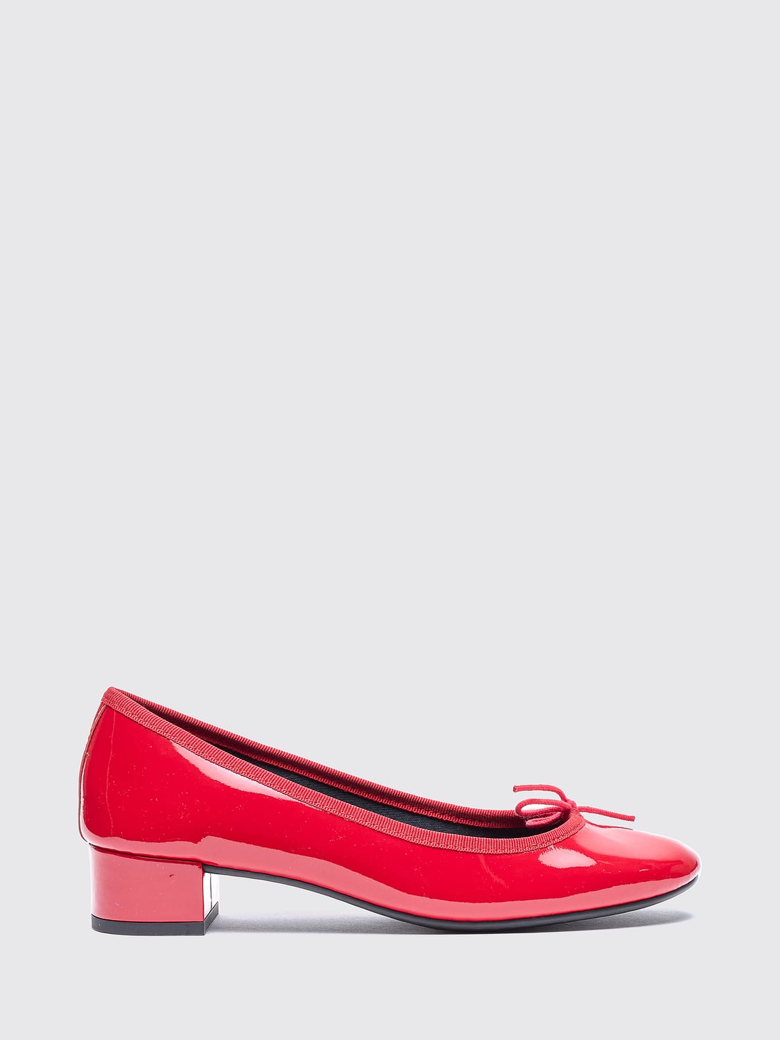 REPETTO BALLERINAS: Camille Lackleder-Ballerinas von Repetto mit runder Kappe und Schleife, Strawberry - Img 1