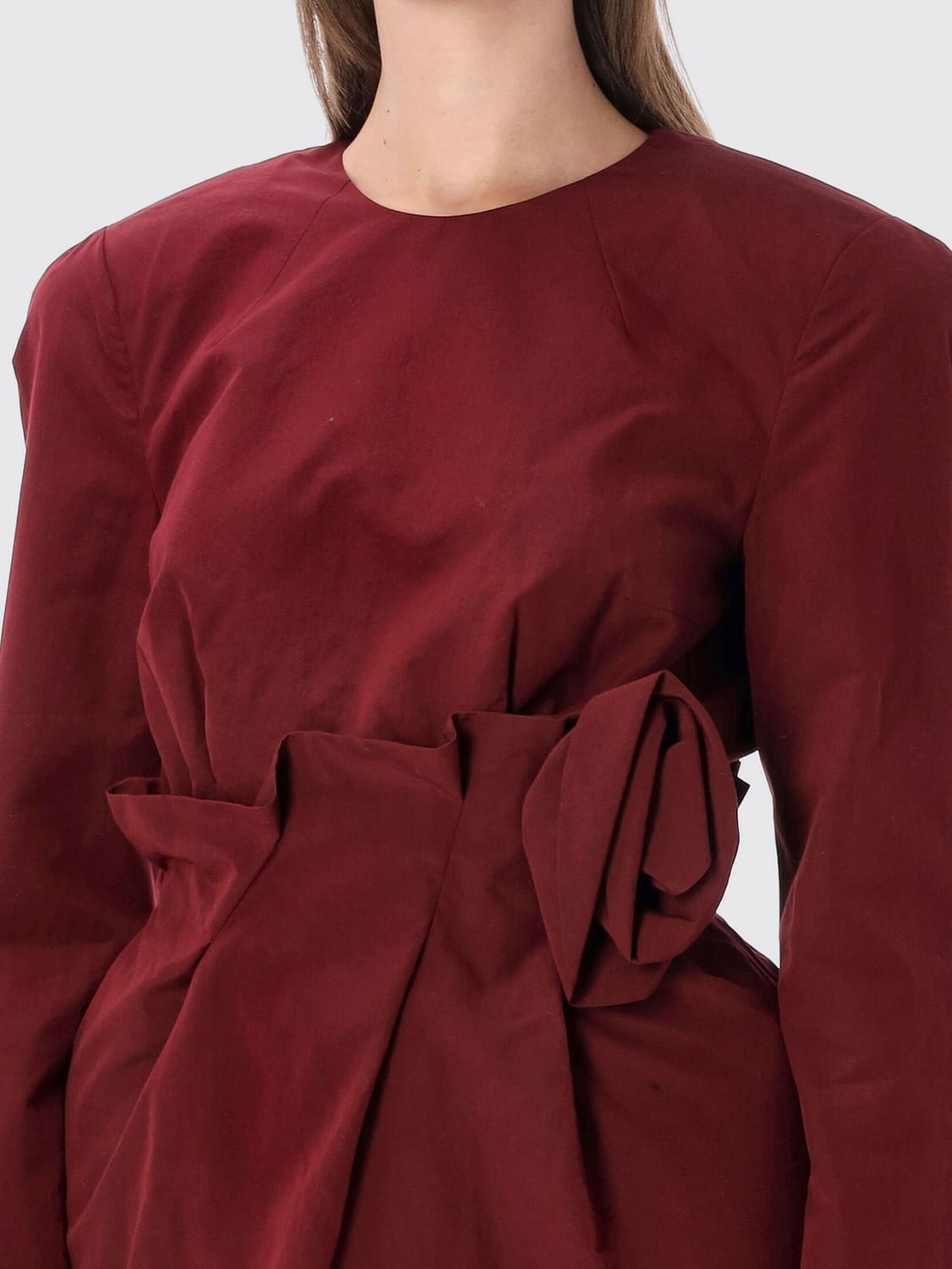 MAGDA BUTRYM KLEID: Magda Butrym Minikleid aus Baumwoll-Seiden-Mischung mit Blumenapplikation und Schulterpolstern, Burgunderrot - Img 3