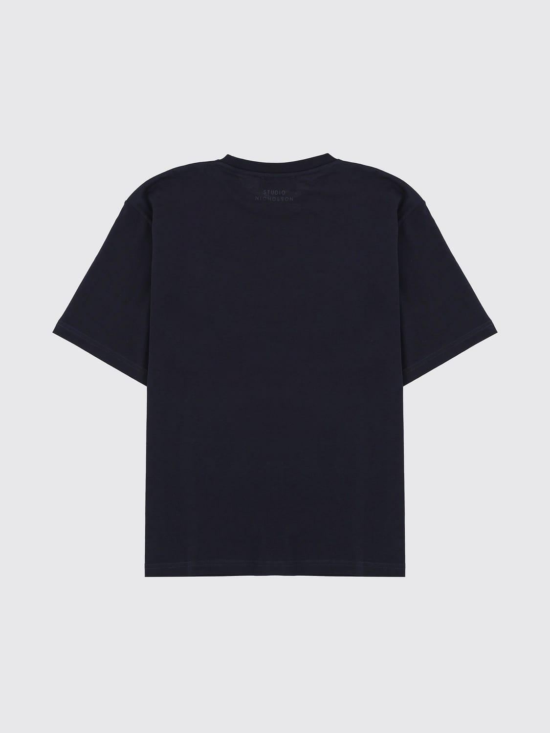 STUDIO NICHOLSON CAMISETA: Camiseta de manga corta de algodón Studio Nicholson con cuello redondo y hombros caídos, Azul Oscuro - Img 3