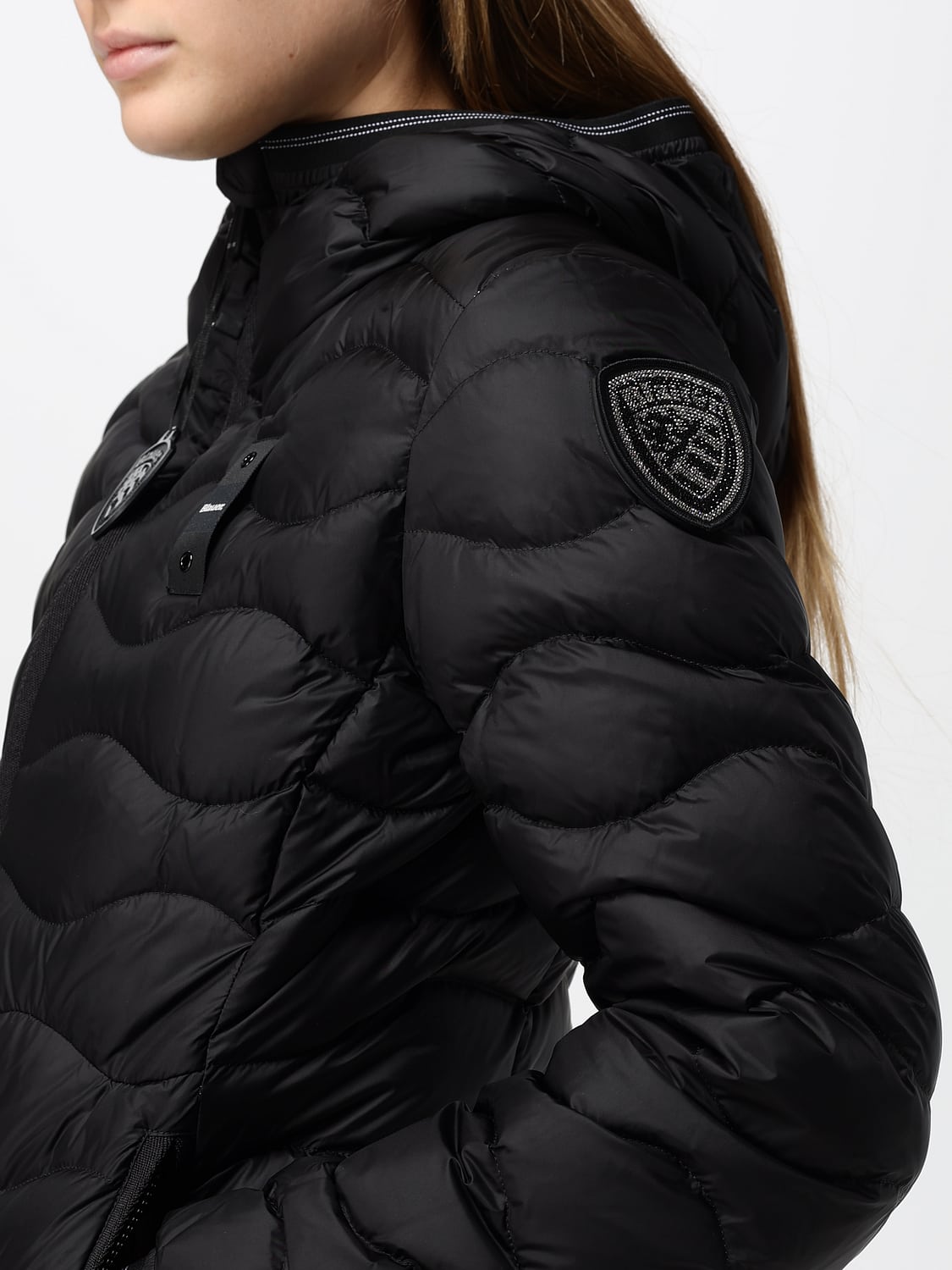 BLAUER JACKE: Blauer Wasserabweisende, kurze Daunenjacke mit Kapuze und Logo-Patch, Schwarz - Img 4