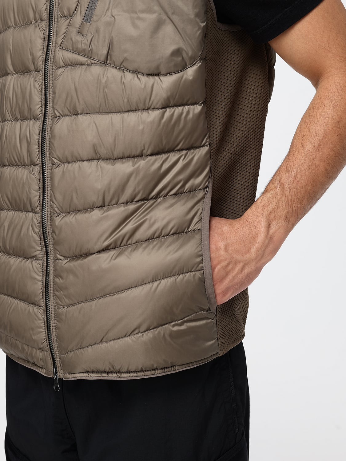 PARAJUMPERS スーツベスト: PARAJUMPERS Warm Up ハイネック キルティングナイロン パッド入りベスト, マッド - Img 4