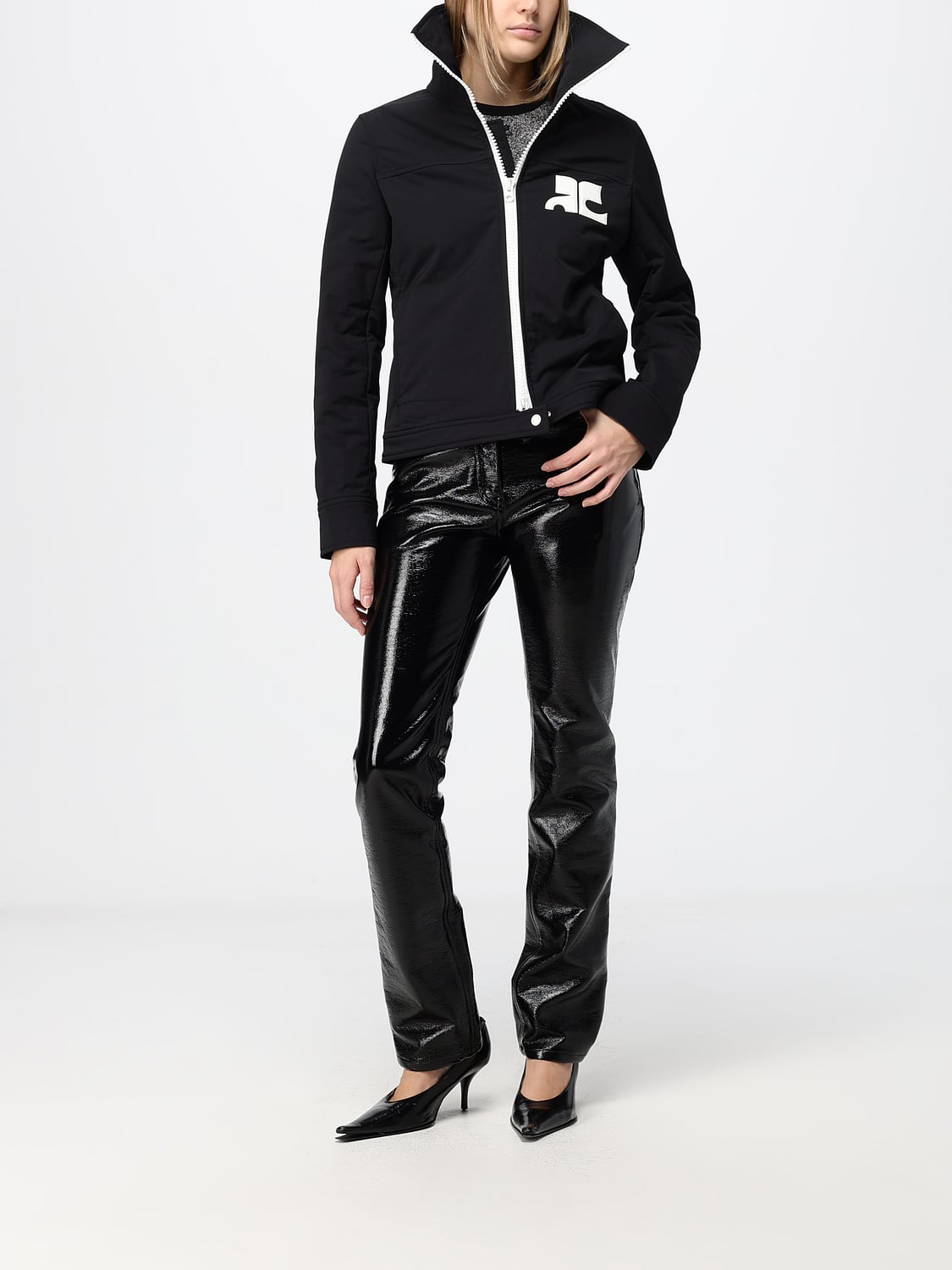 COURRÈGES JACKE: Kurze Polyester-Windjacke von Courrèges mit Kontrastlogo, Schwarz - Img 2