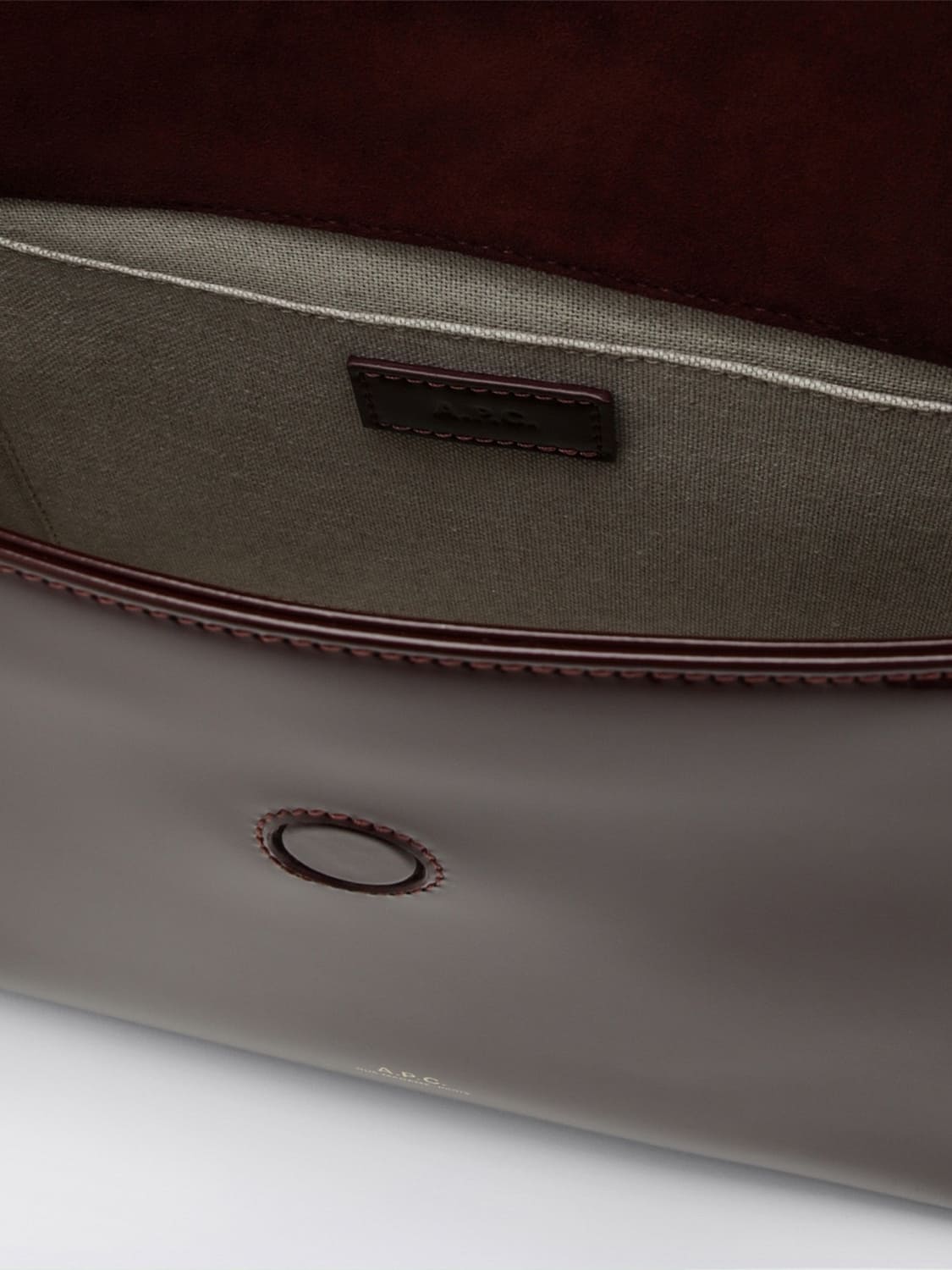 A.P.C. BORSA A SPALLA: Borsa a spalla Virginie A.P.C. in pelle verniciata con logo laminato, Viola - Img 5