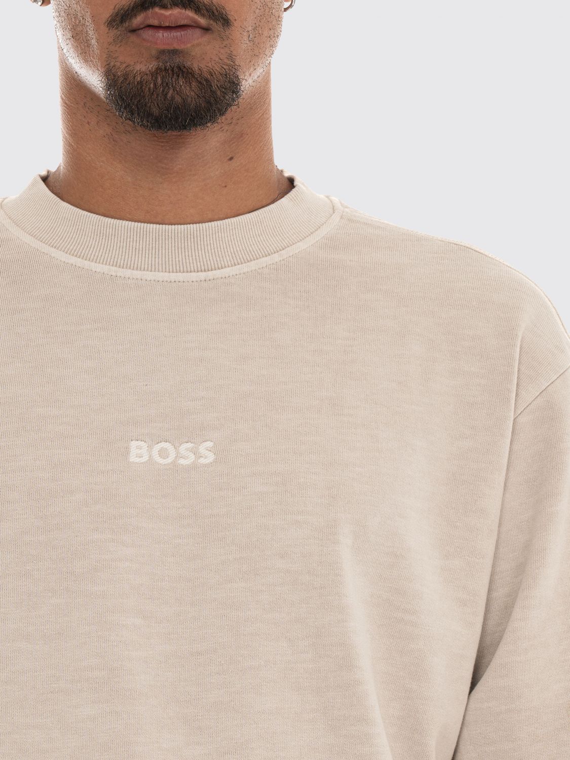 BOSS ТОЛСТОВКА: Свитшот Boss из хлопка с круглым вырезом, контрастным логотипом и спущенными плечами, Бежевый - Img 4