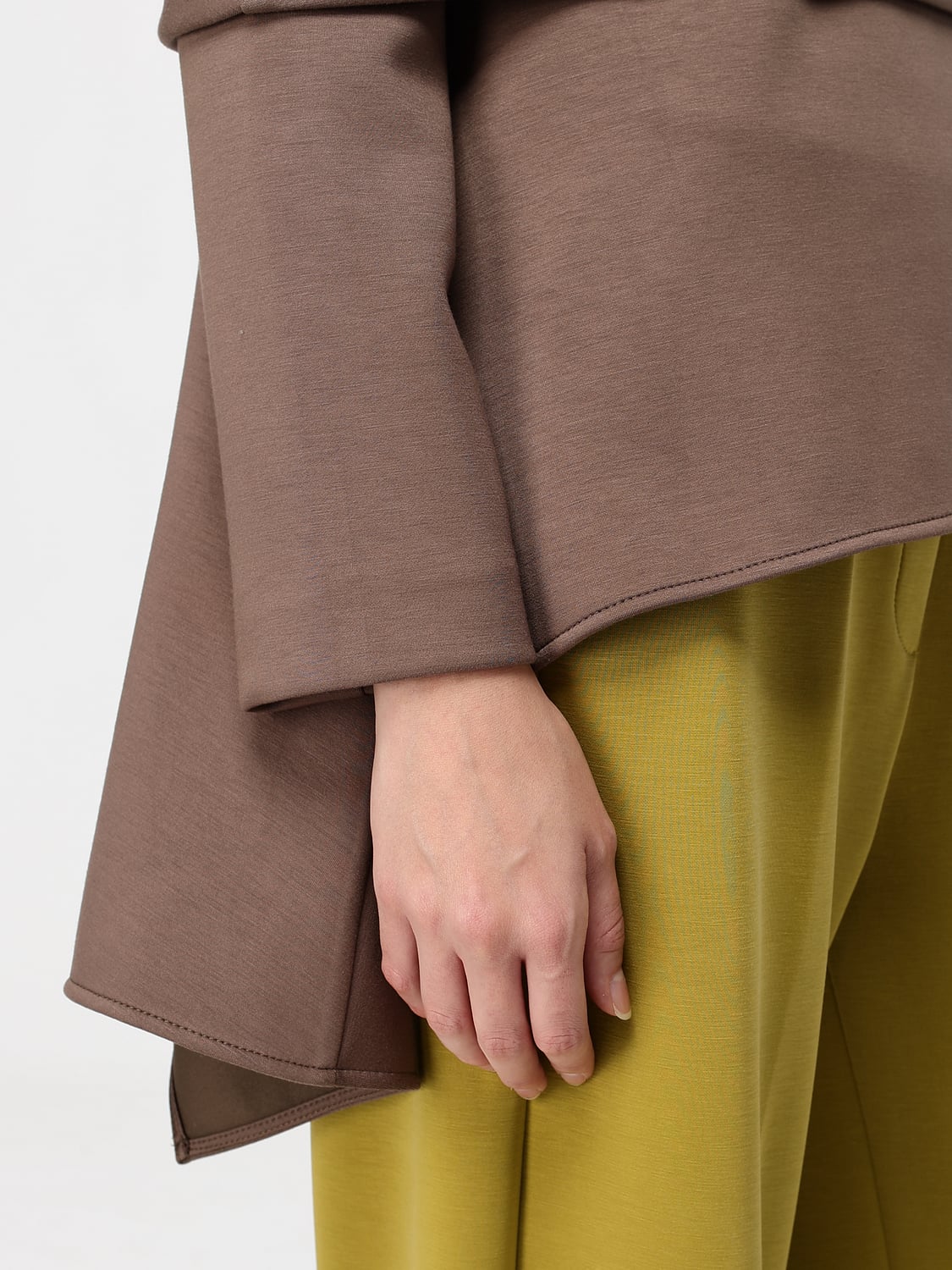 MEIMEIJ TOP: Langärmelige Crêpe-Bluse Meimeij mit Rundhalsausschnitt und asymmetrischem Saum, Braun - Img 3