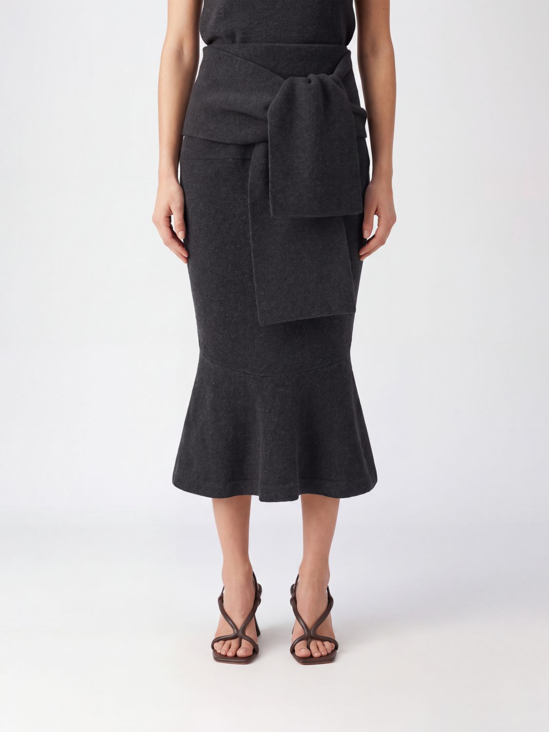JACQUEMUS FALDA: Falda midi de punto Jacquemus de lana merina y cachemir con cintura drapeada, Gris - Img 1