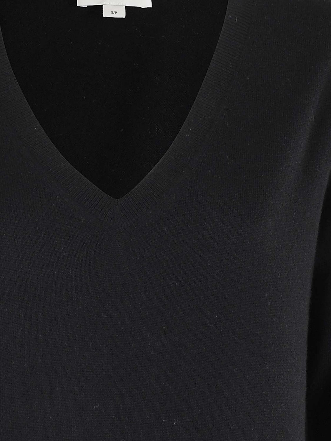 VINCE PULLOVER: V-Ausschnitt-Pullover von Vince aus reinem Kaschmir mit langen Ärmeln, Schwarz - Img 4