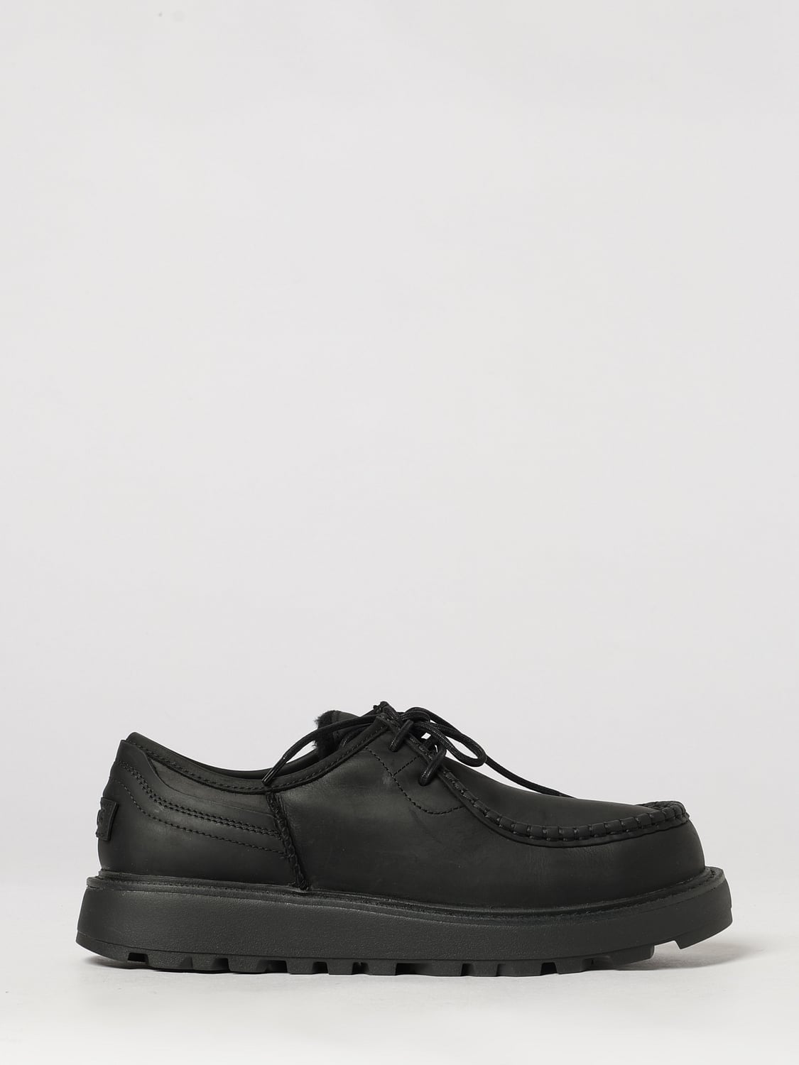 UGG ZAPATOS DE CORDONES: Botines chukka Loften UGG de piel engrasada con forro interior de lana, Negro - Img 1
