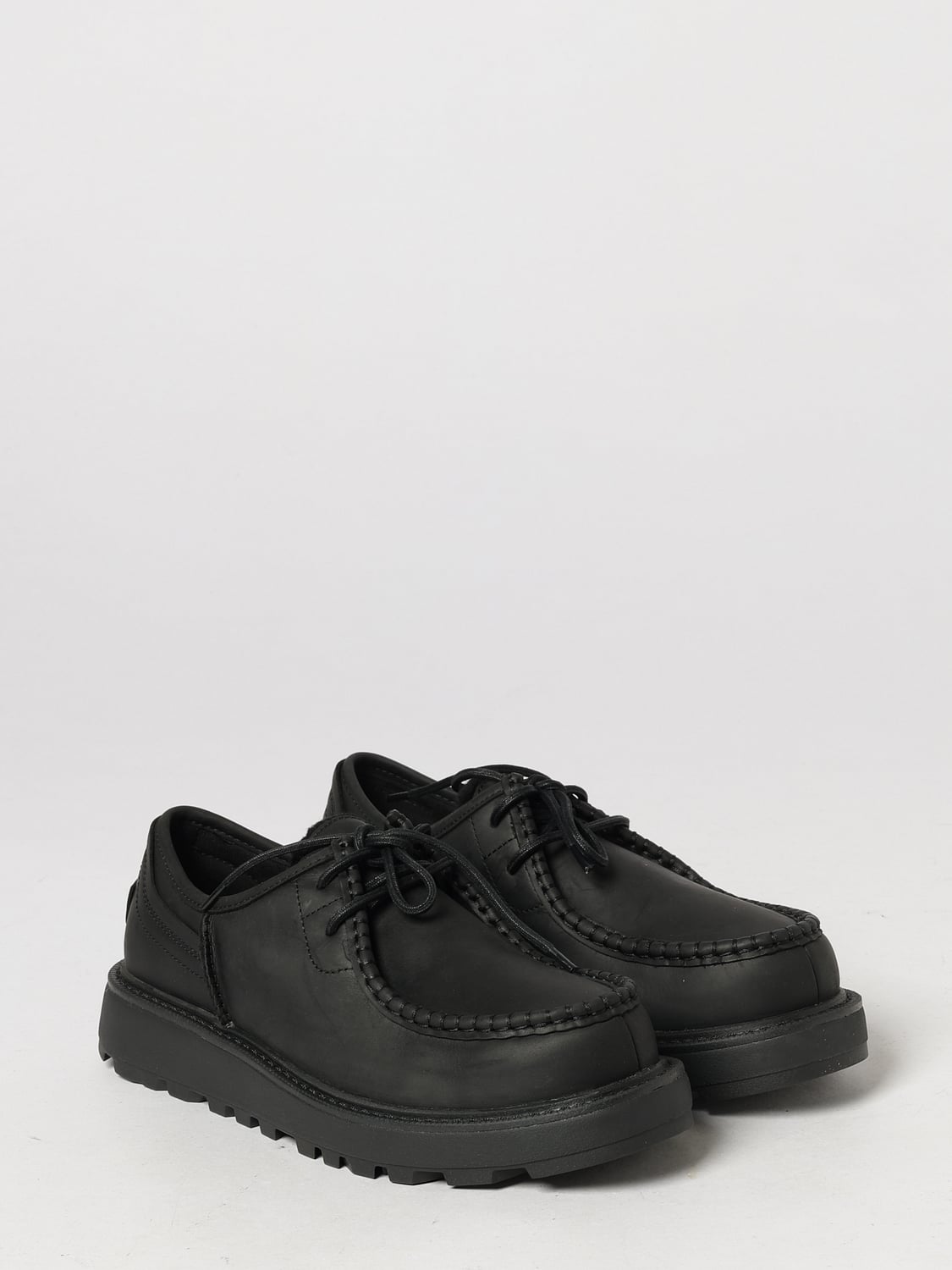 UGG ZAPATOS DE CORDONES: Botines chukka Loften UGG de piel engrasada con forro interior de lana, Negro - Img 2