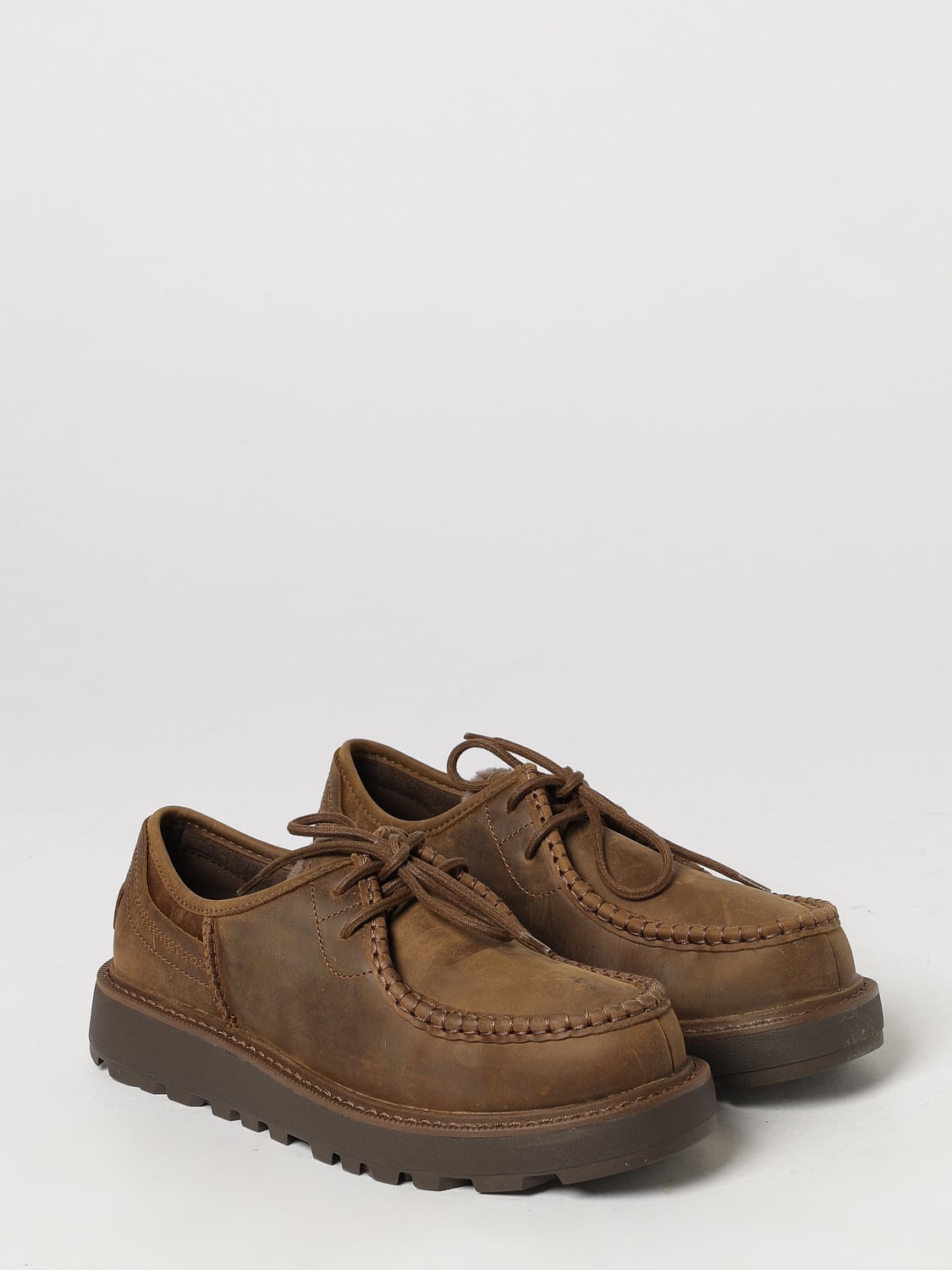 UGG ZAPATOS DE CORDONES: Botines chukka Loften UGG de piel engrasada con forro interior de lana, Marrón - Img 2