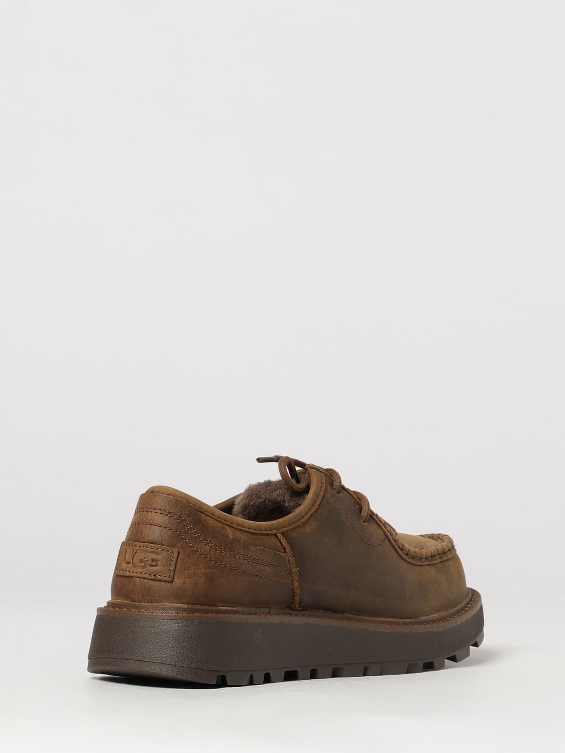 UGG ZAPATOS DE CORDONES: Botines chukka Loften UGG de piel engrasada con forro interior de lana, Marrón - Img 3