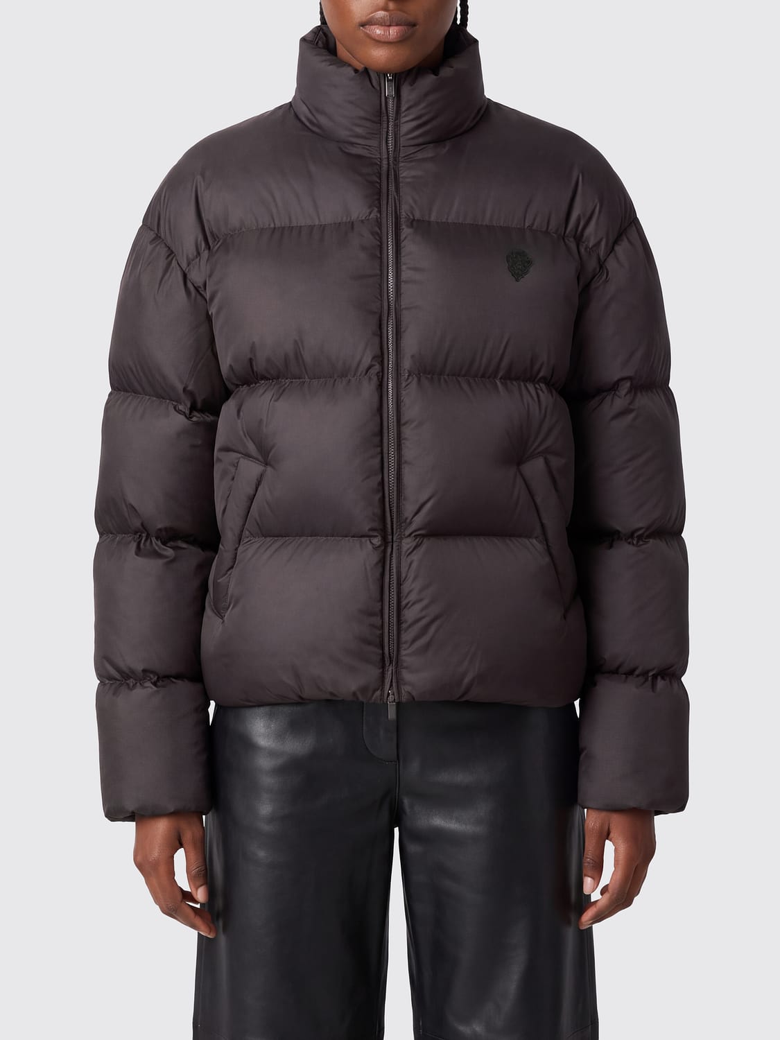 GUCCI GIACCA: Piumino corto Gucci in nylon trapuntato idrorepellente con collo alto, Marrone - Img 1