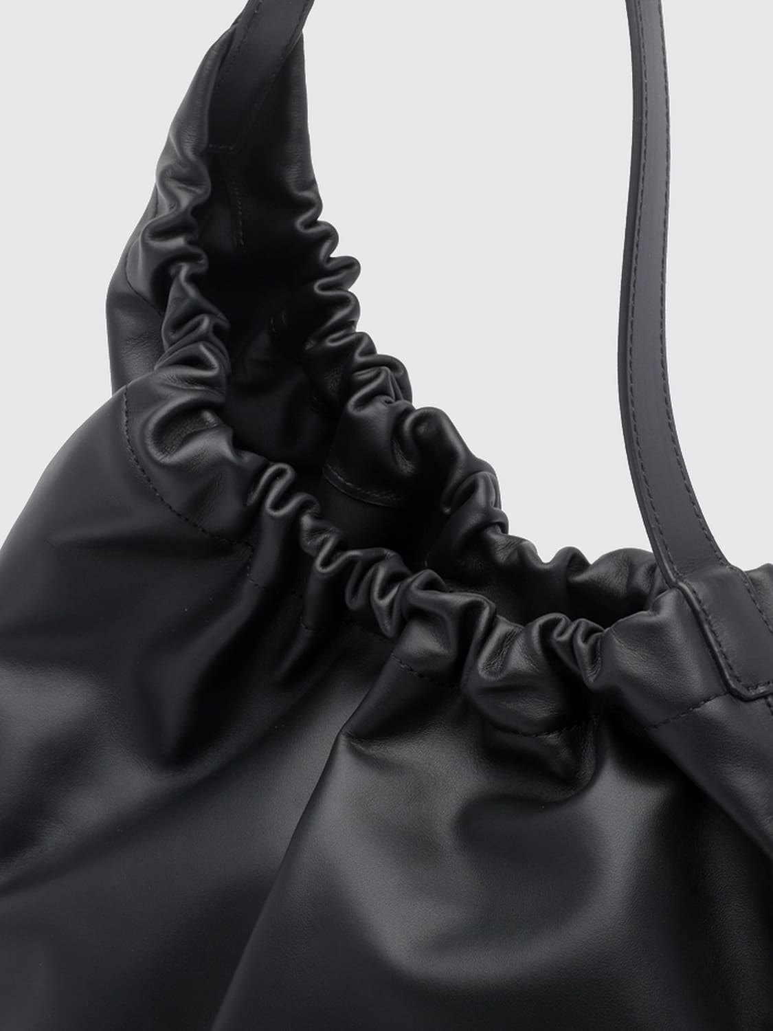 AESTHER EKME BOLSO DE HOMBRO: Bolso de hombro asimétrico AESTHER EKME de piel de becerro fruncida, Negro - Img 4