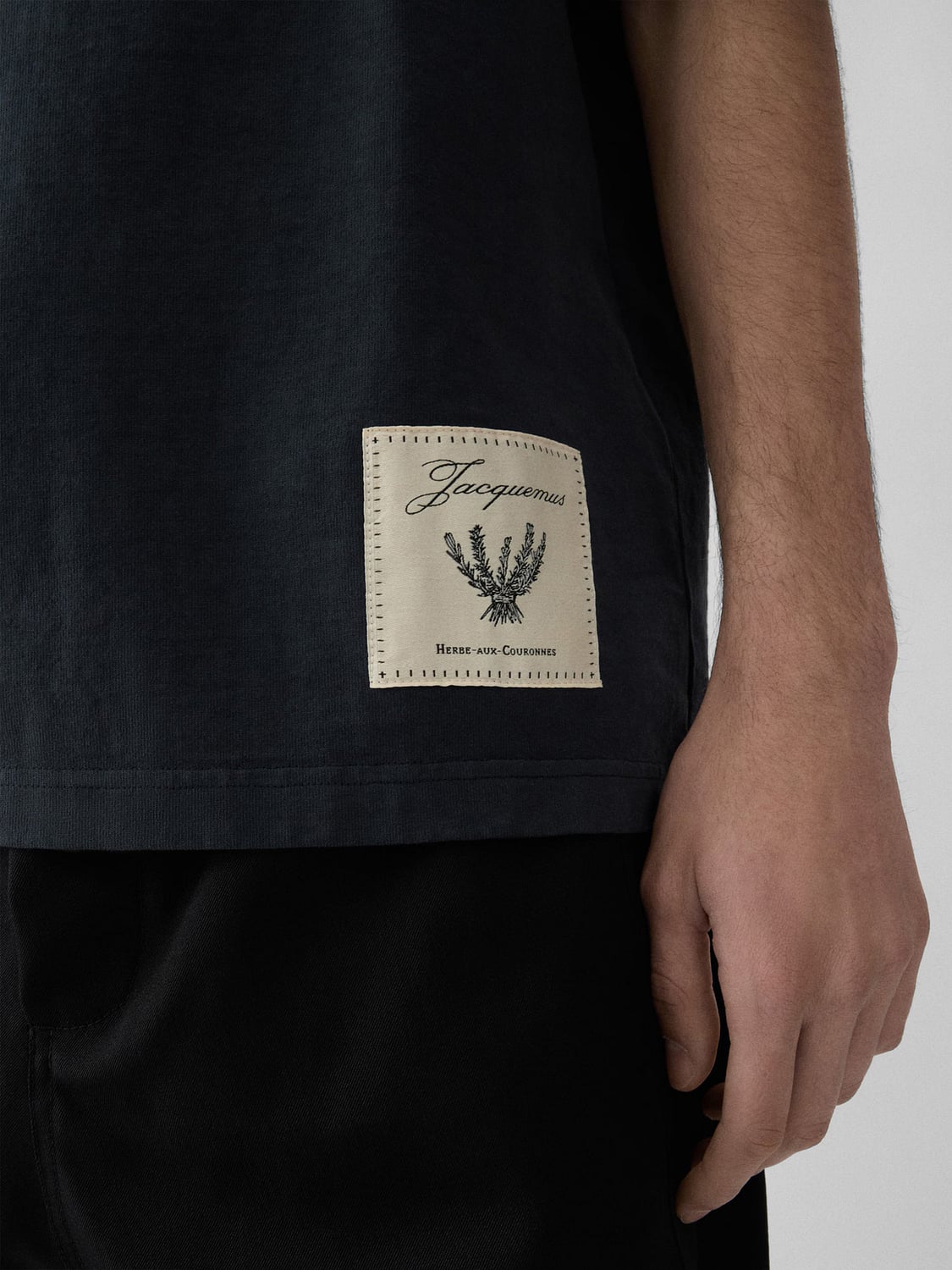 JACQUEMUS CAMISETA: Camiseta relaxed fit Jacquemus de algodón con logo en contraste, Azul Marino - Img 3