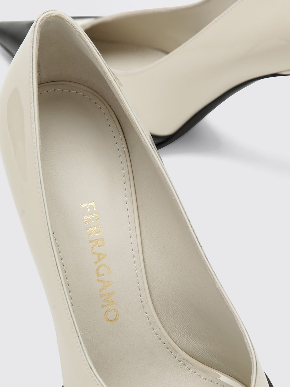 FERRAGAMO PUMPS: Zweifarbige spitze Pumps Ferragamo aus Lackleder mit Stiletto-Absatz, Weiß - Img 3